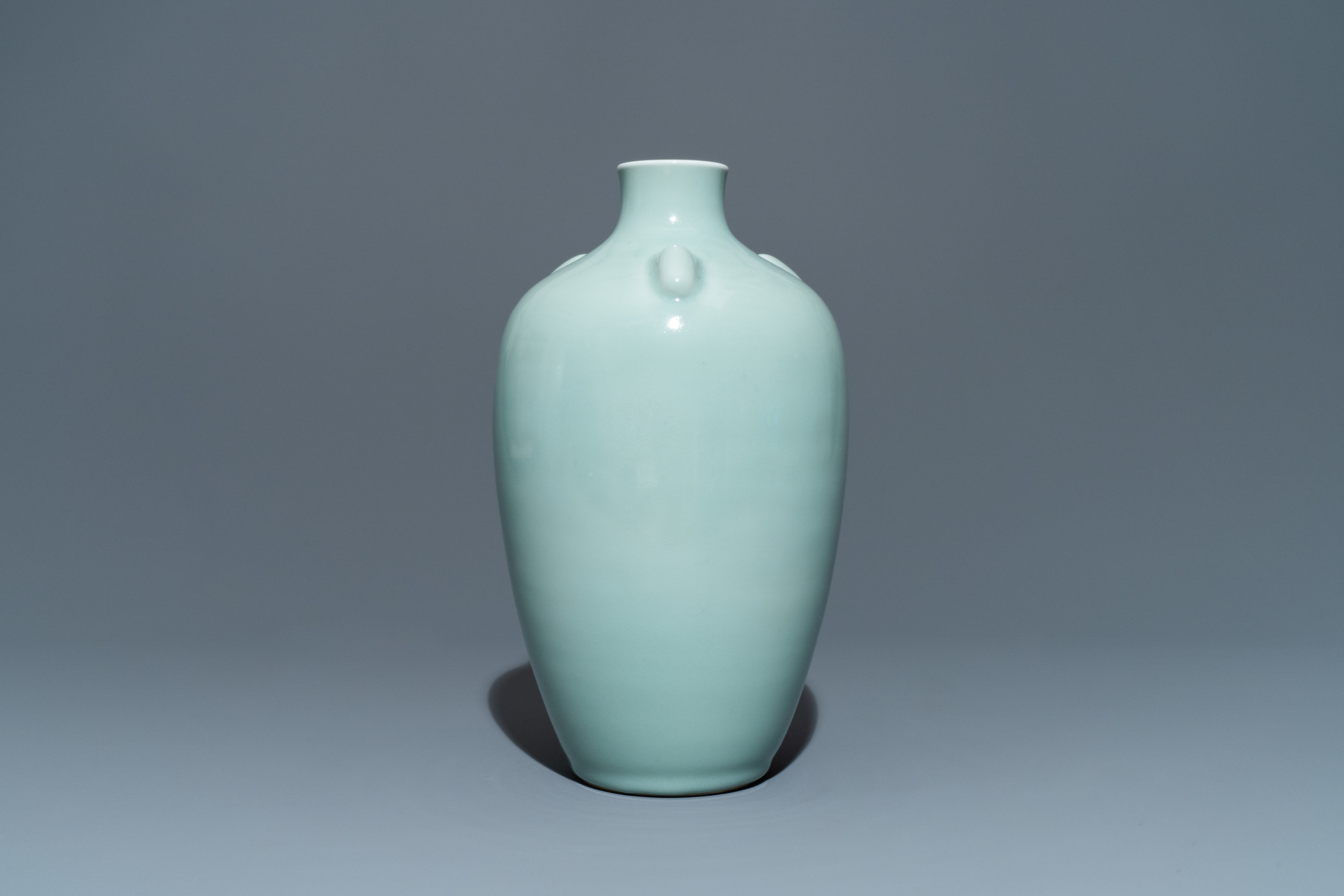 A Chinese monochrome celadon-glazed vase, Qianlong mark, 19/20th C. - Image 4 of 6