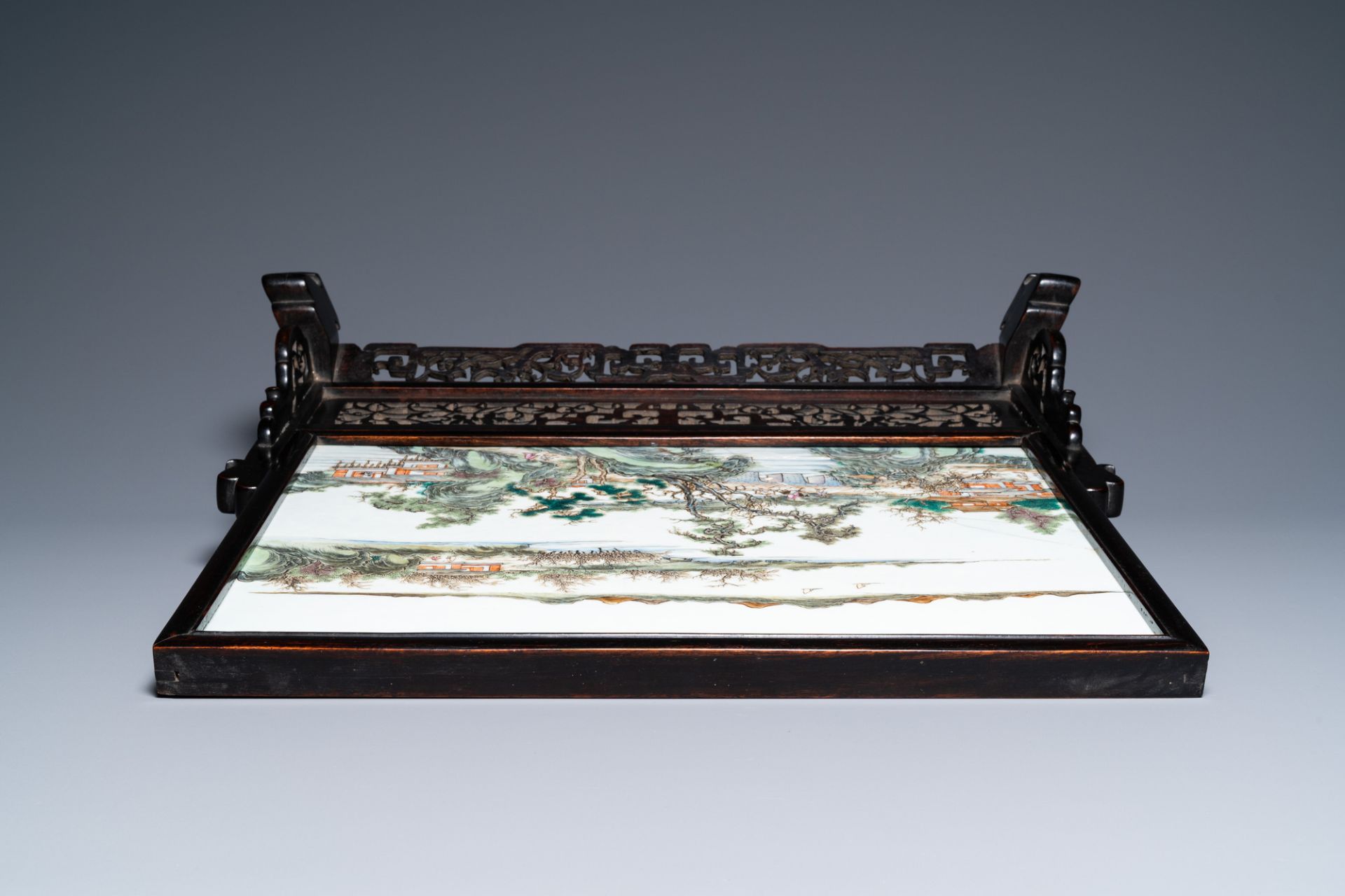 A Chinese rectangular famille rose 'landscape' plaque mounted in a wooden table screen, 19/20th C. - Image 11 of 12
