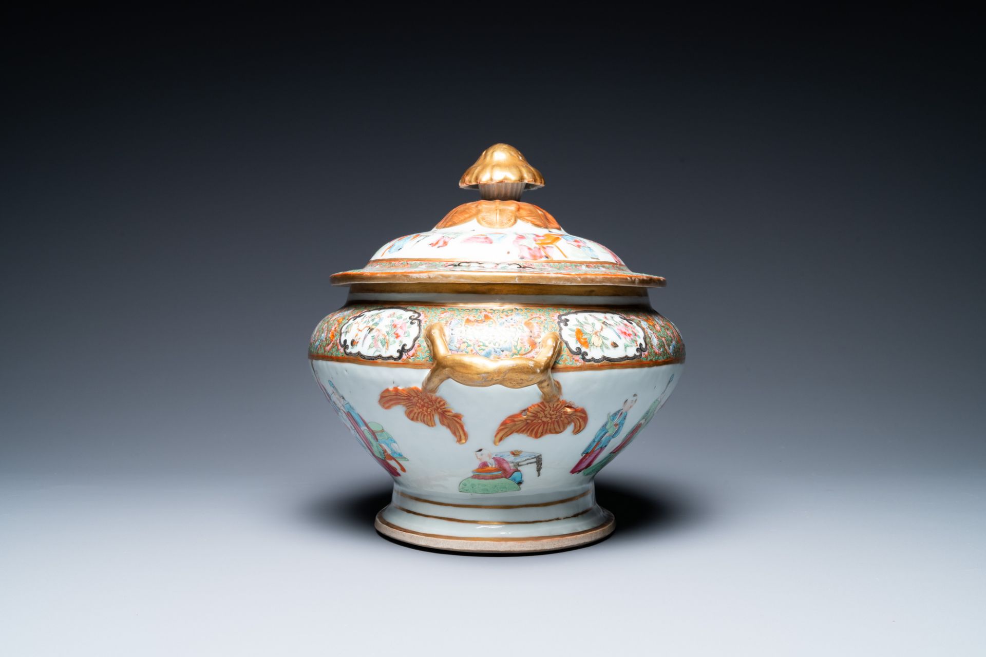 An extensive Chinese Canton famille rose dinner service, 19th C. - Image 32 of 48