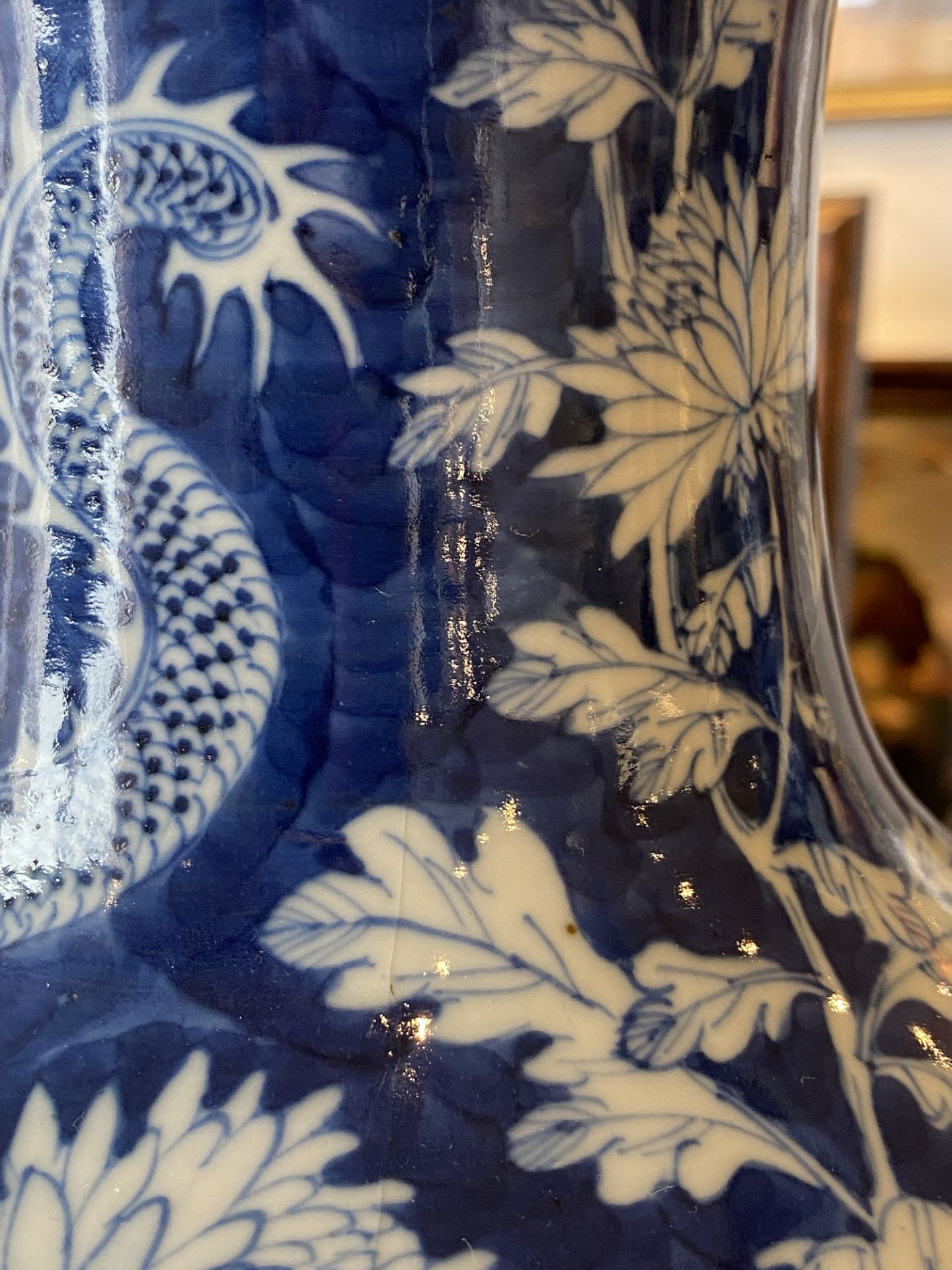 A pair of Chinese blue and white 'dragon and peony' vases, 19th C. - Bild 16 aus 21