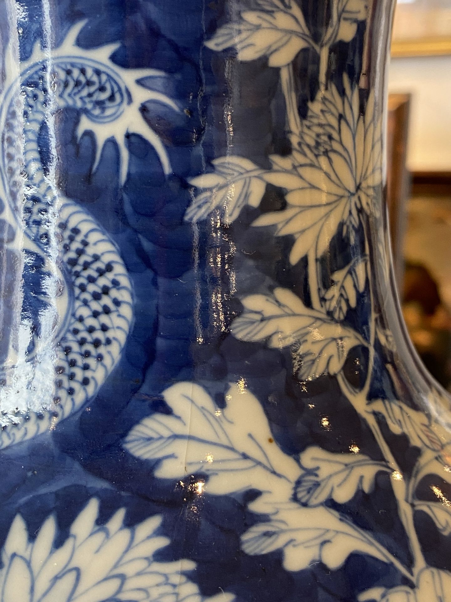 A pair of Chinese blue and white 'dragon and peony' vases, 19th C. - Image 16 of 21