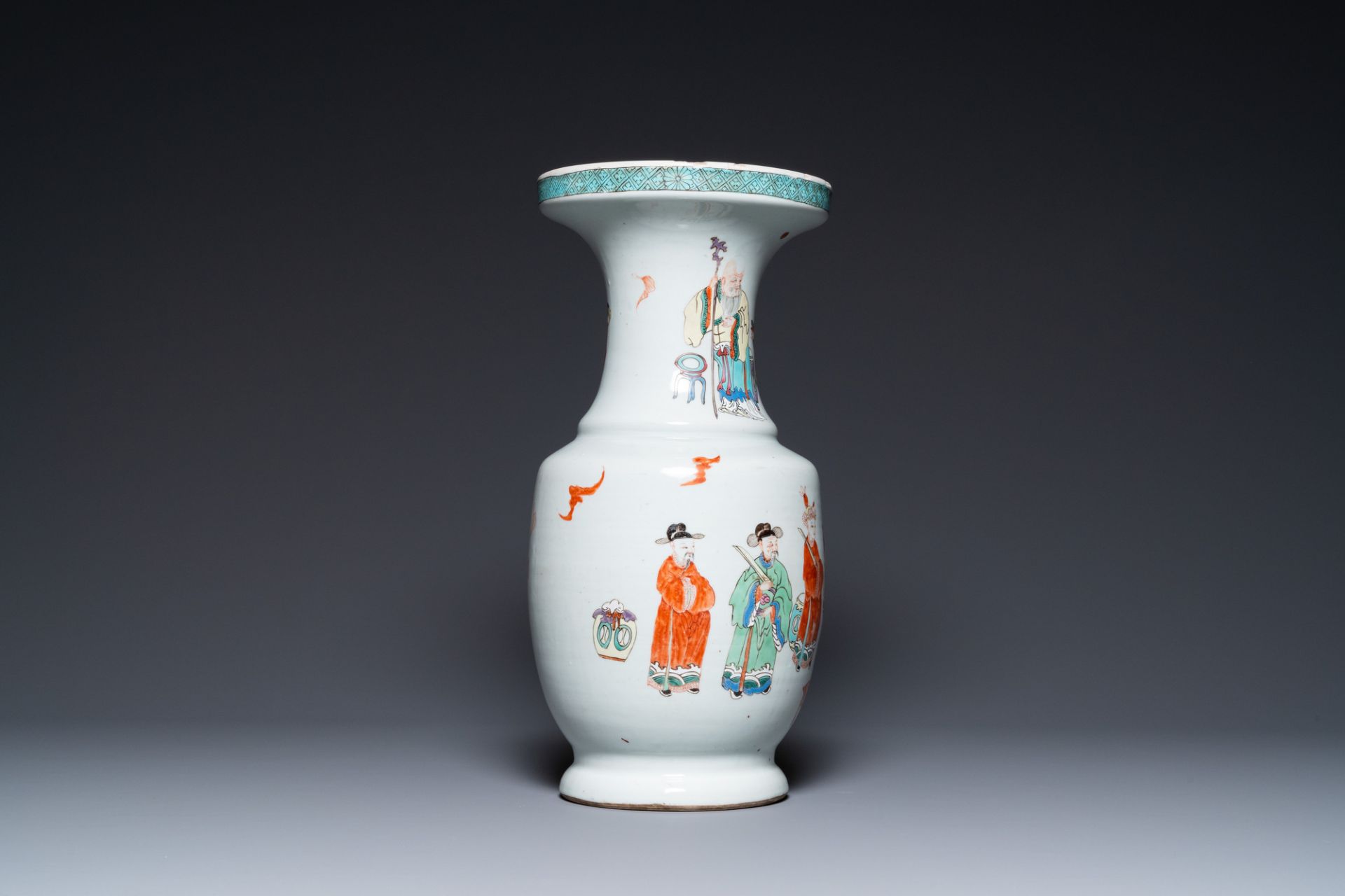 A Chinese famille rose 'immortals' vase, Yongzheng - Bild 2 aus 6