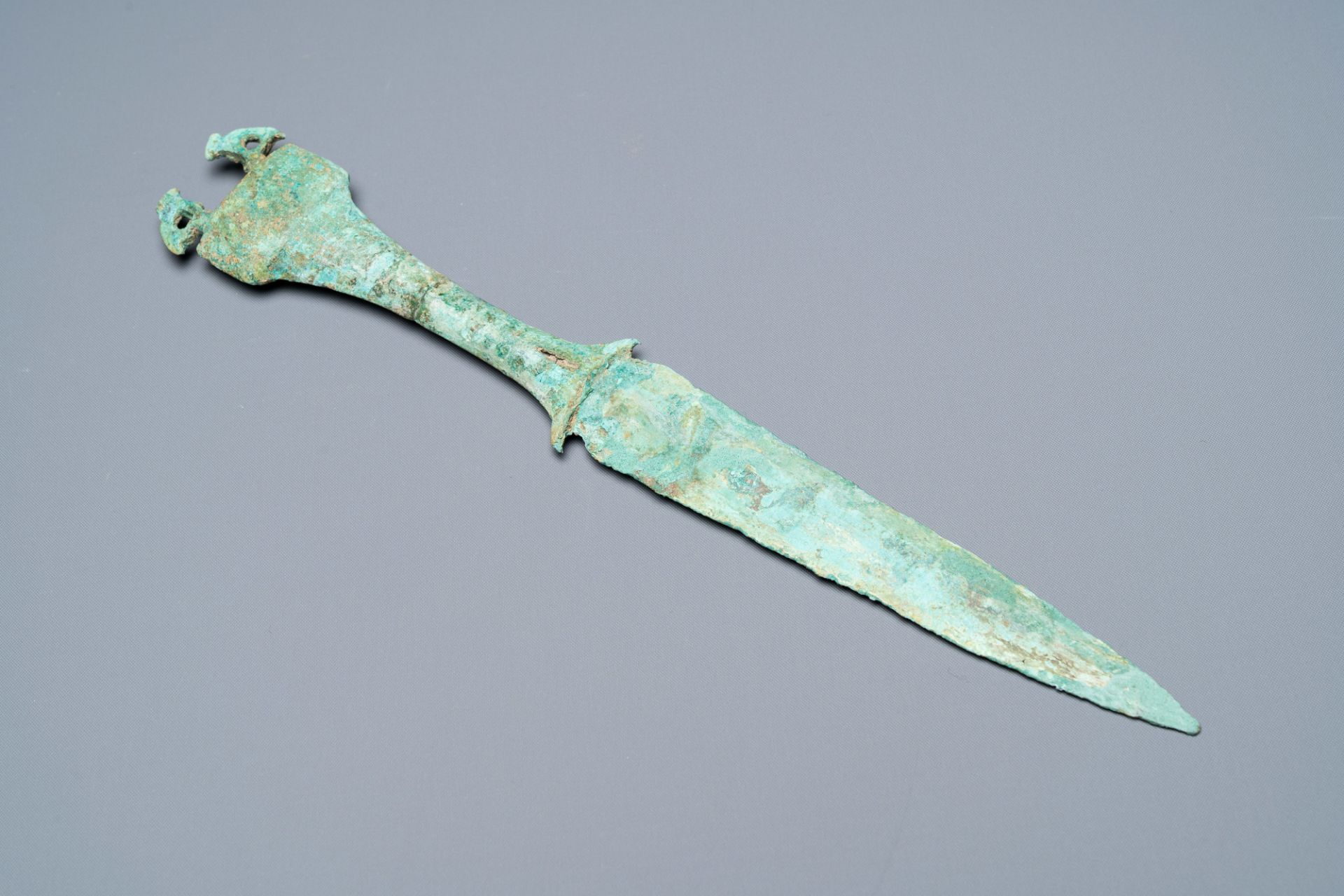 A Vietnamese bronze dagger, Dong Son, ca. 5th/1st C. BC - Image 4 of 8