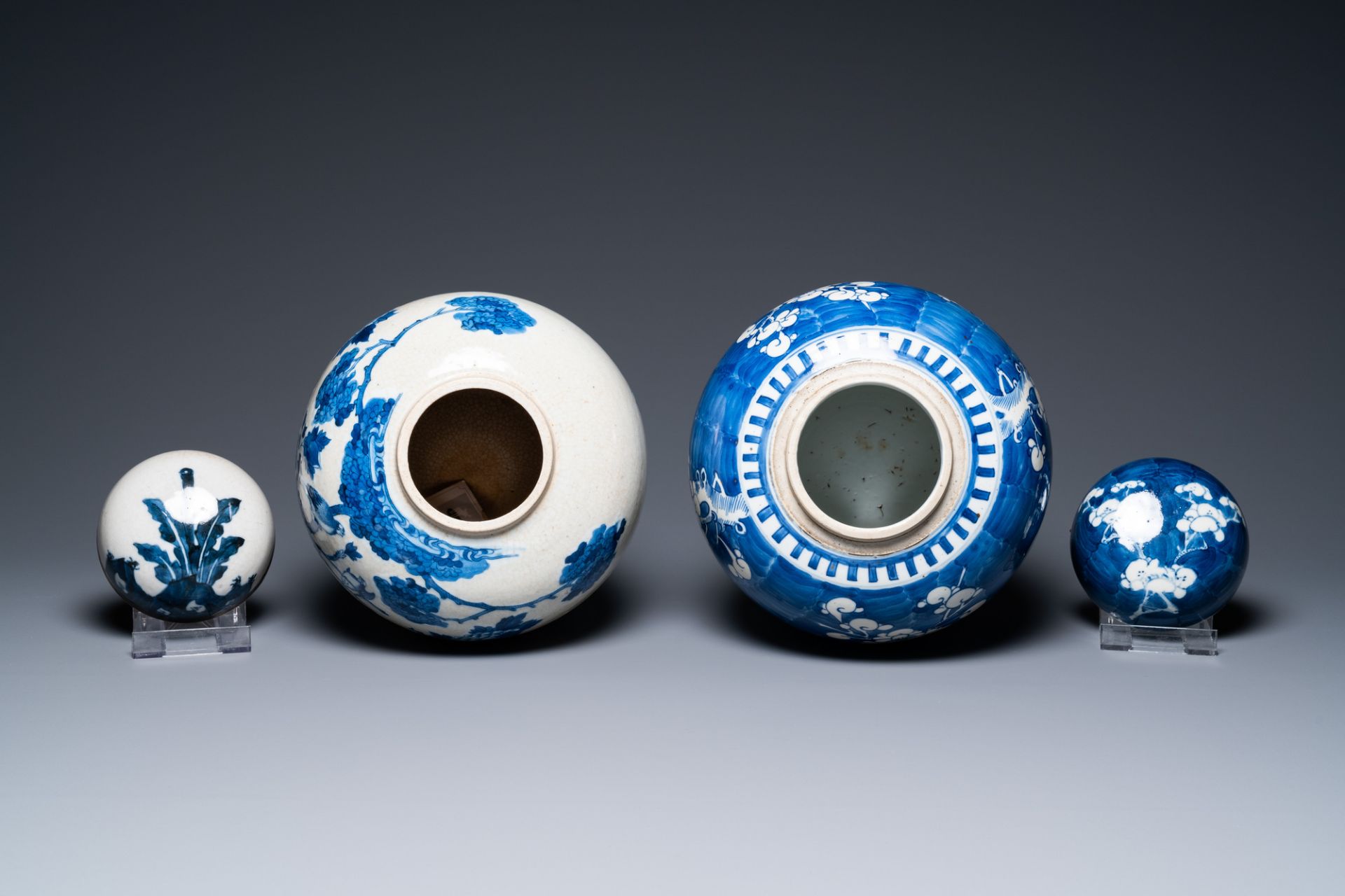 Five Chinese blue, white and famille verte vases, 19/20th C. - Image 14 of 15