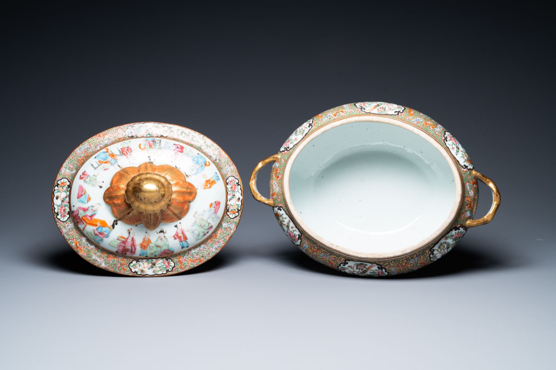 An extensive Chinese Canton famille rose dinner service, 19th C. - Image 35 of 48