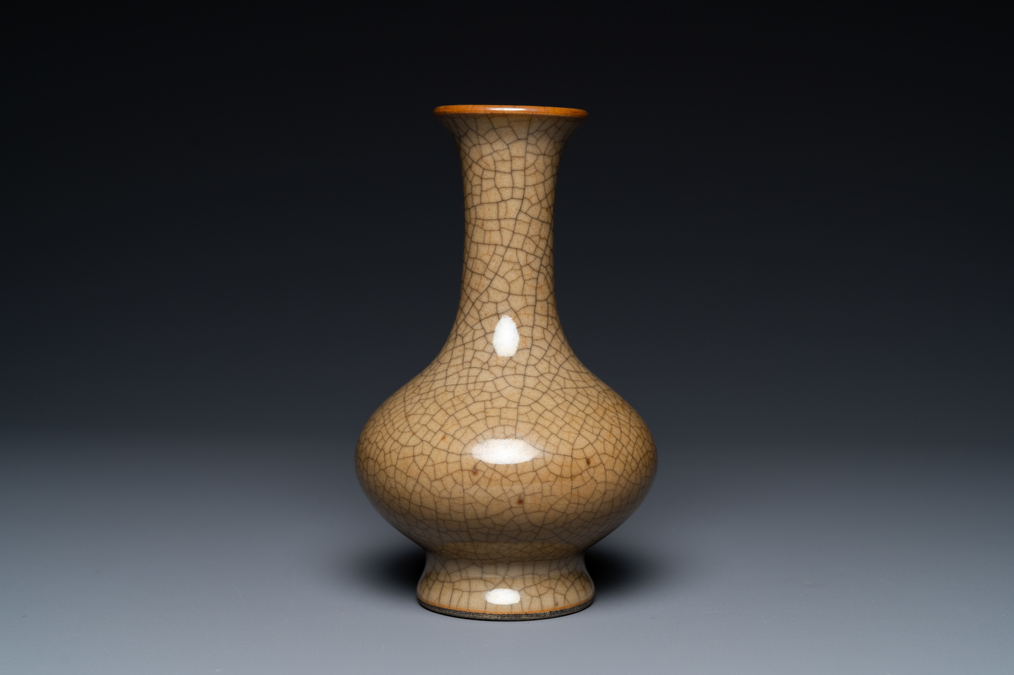 A Chinese crackle-glazed 'sanping' vase, Yongzheng/Qianlong - Image 4 of 6