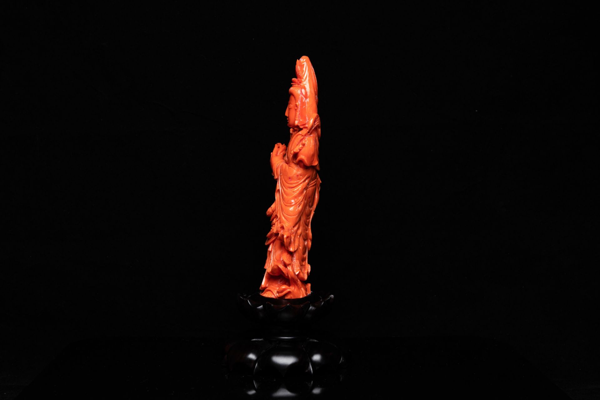 A Chinese carved red coral 'Tara' figure, 19/20th C. - Image 3 of 7
