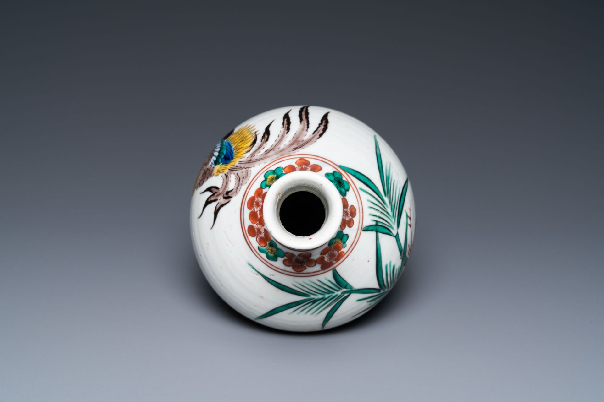 A Japanese Ko-Imari bottle vase in Ko-Kutani-style with a rooster, a hen and their chick, probably E - Image 6 of 6