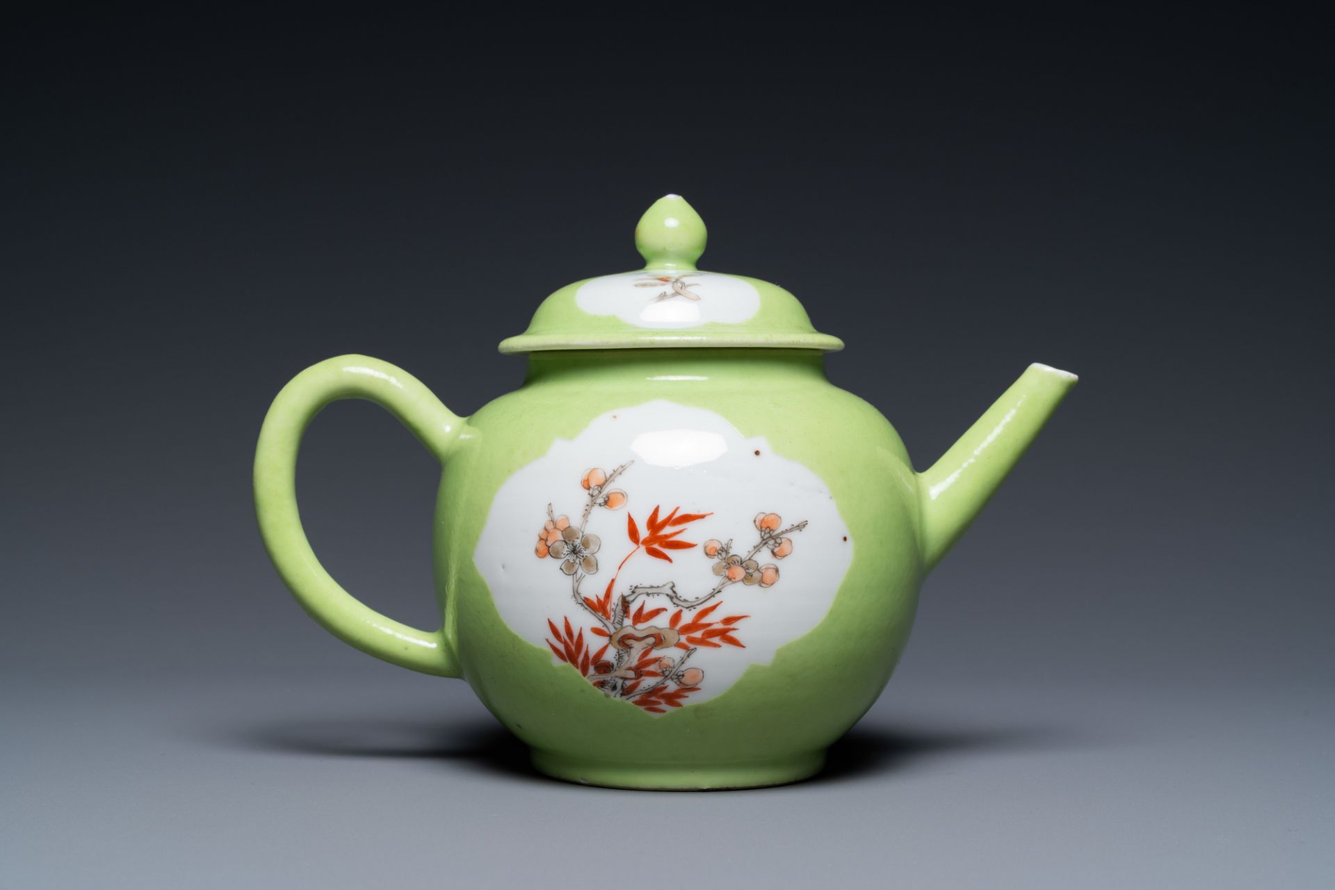 A Chinese iron red and grisaille lime green-ground teapot and cover, Qianlong - Bild 4 aus 7