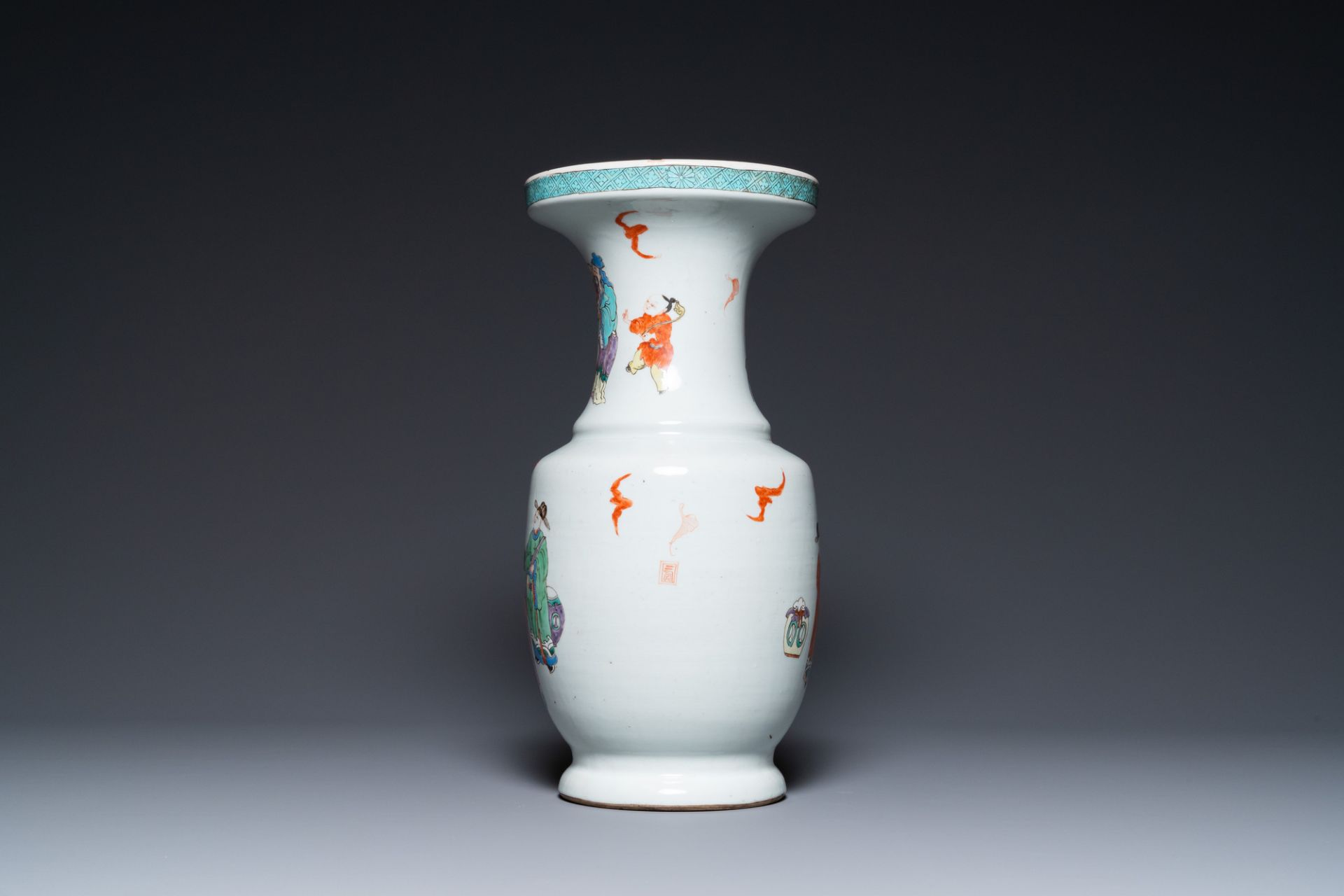 A Chinese famille rose 'immortals' vase, Yongzheng - Bild 3 aus 6