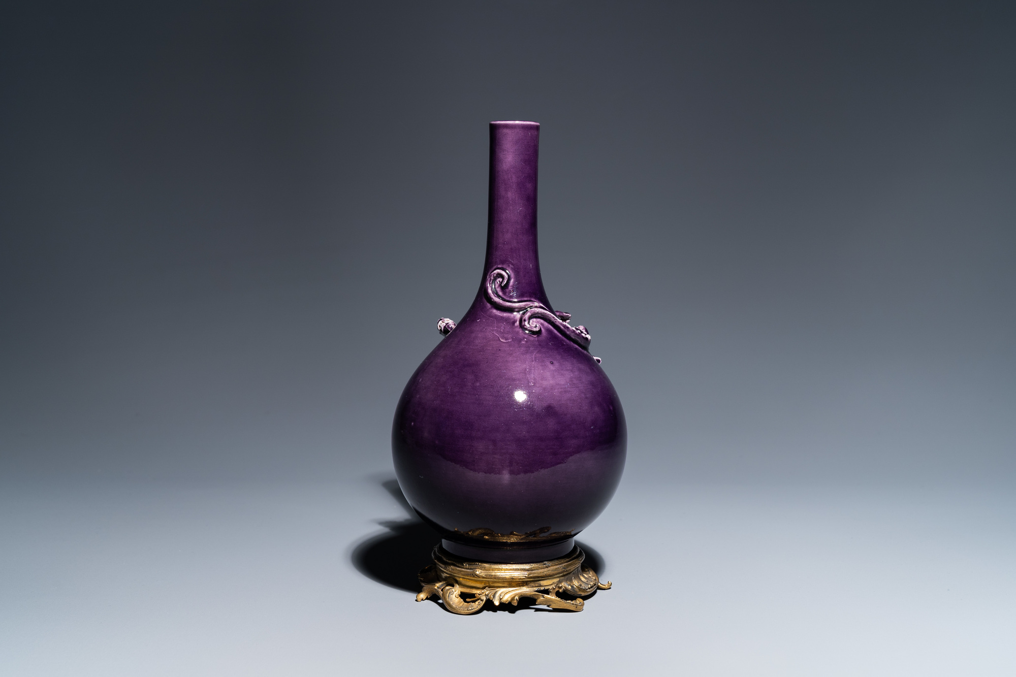 A Chinese monochrome aubergine-glazed bottle vase with gilt bronze mounts, Qianlong mark, 19/20th C. - Image 3 of 11