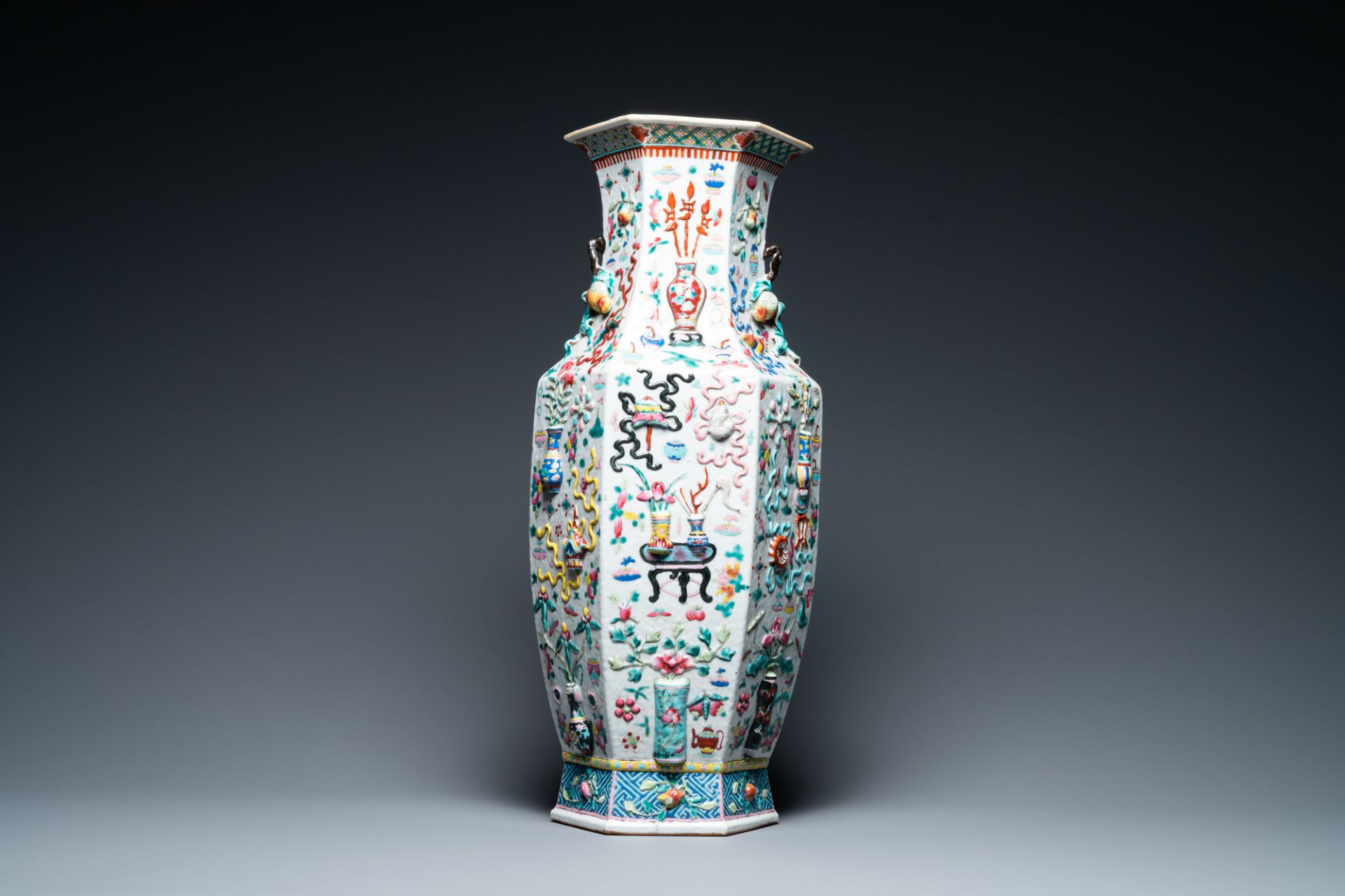 A Chinese hexagonal famille rose 'antiquities' vase, 19th C. - Image 3 of 6
