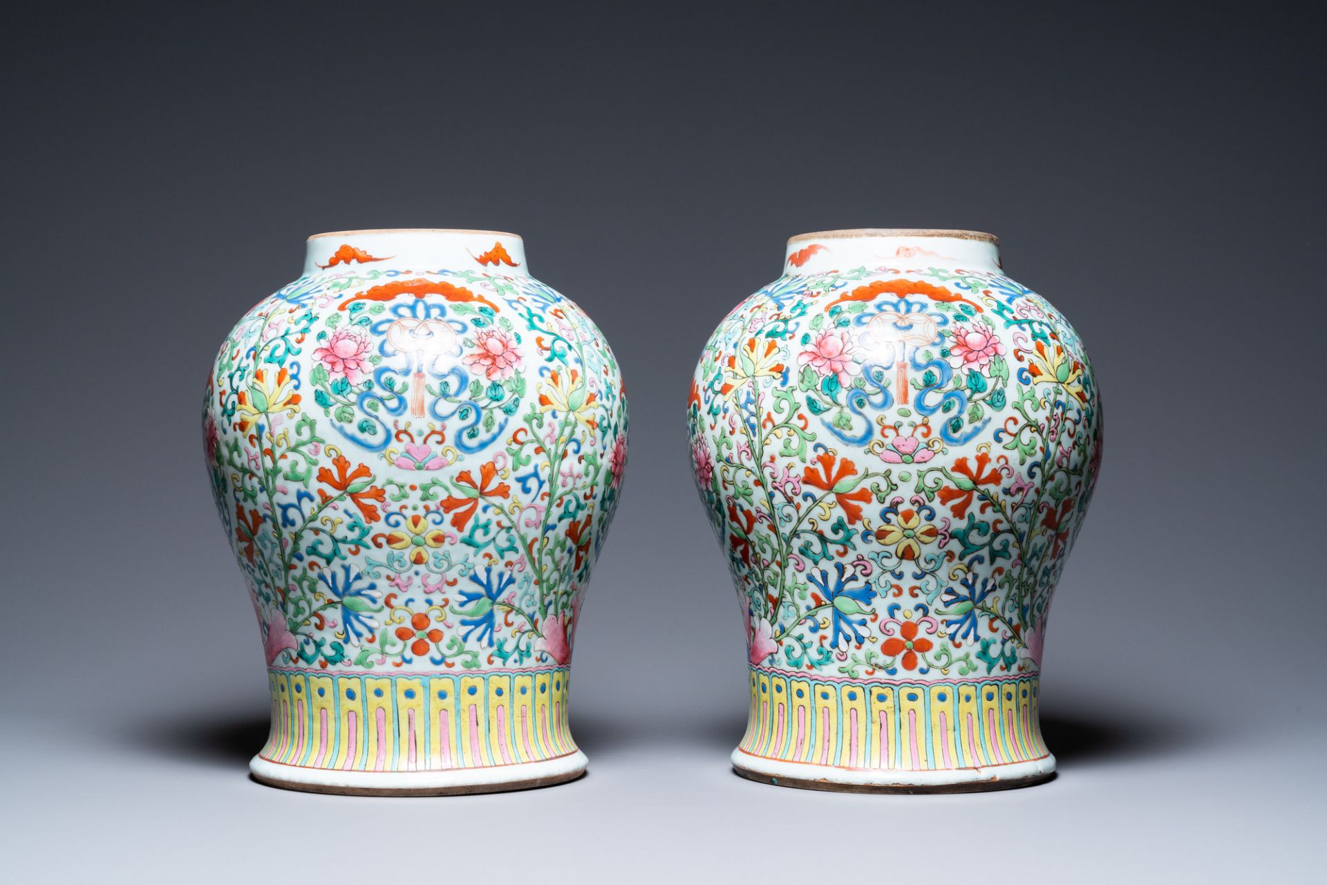 A pair of Chinese famille rose vases with wooden covers and stands, 19th C. - Bild 2 aus 7