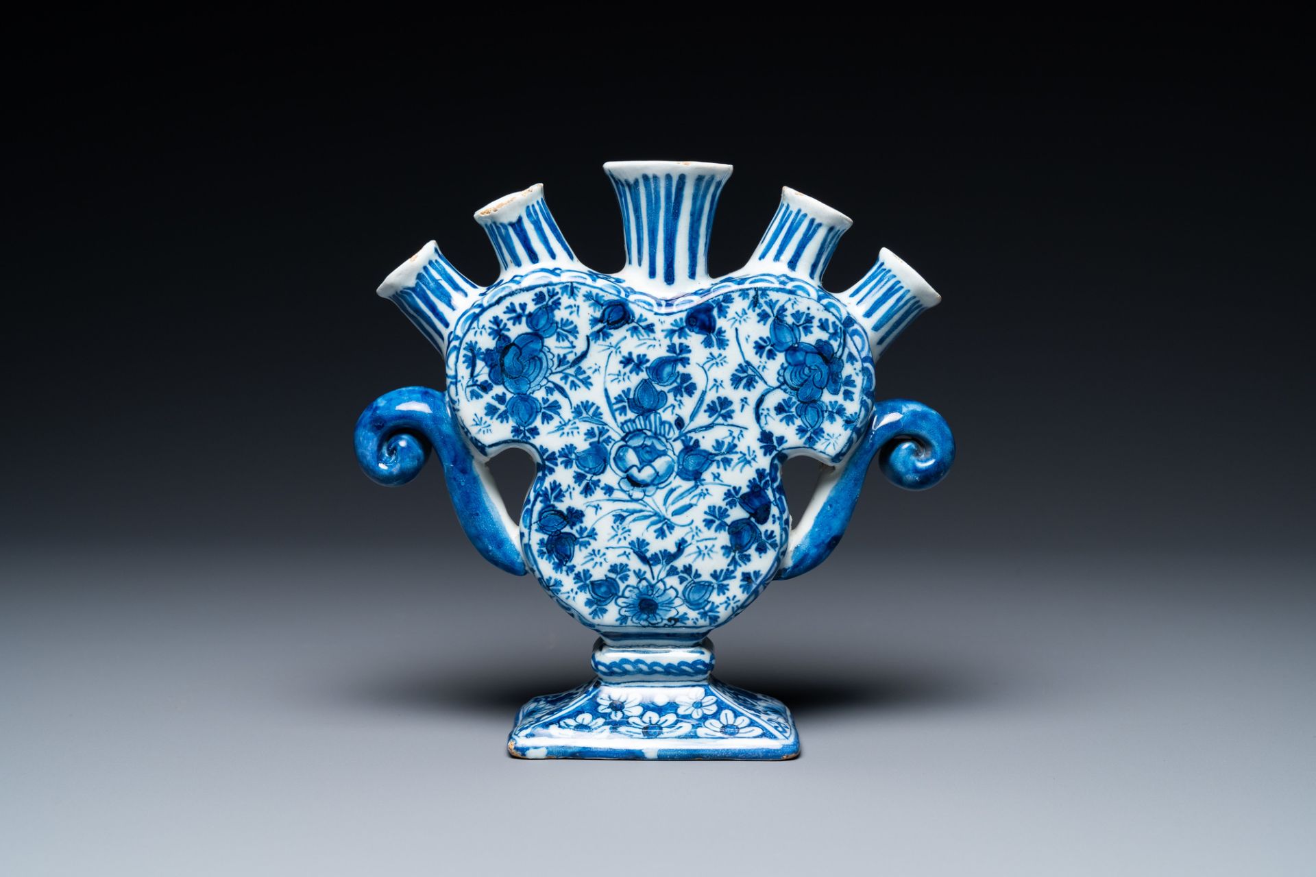 A Dutch Delft blue and white heart-shaped tulip vase with putti, 1st half 18th C. - Image 4 of 7
