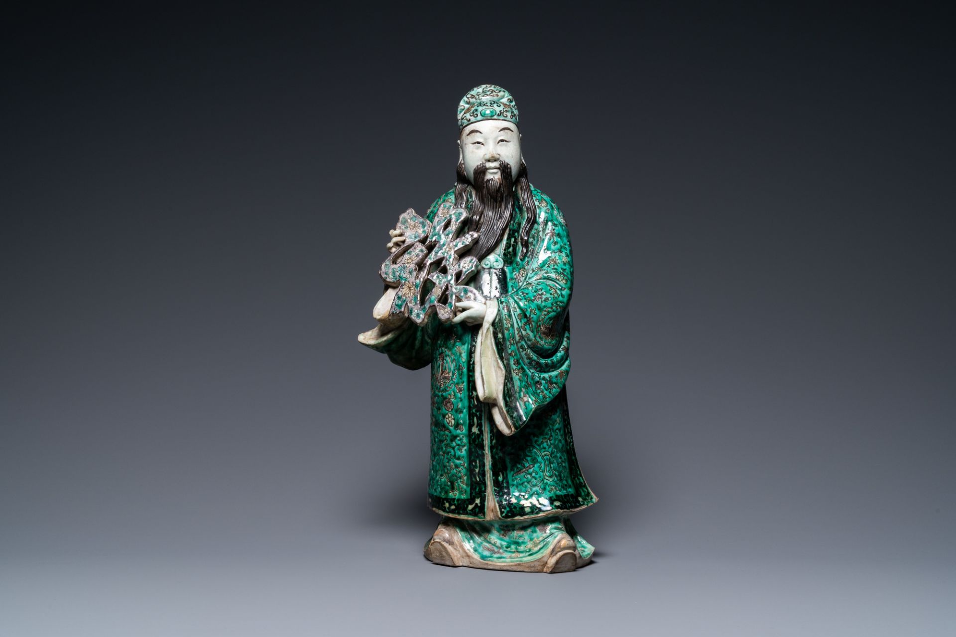 A Chinese verte biscuit figure of an immortal, 19th C. - Image 2 of 7