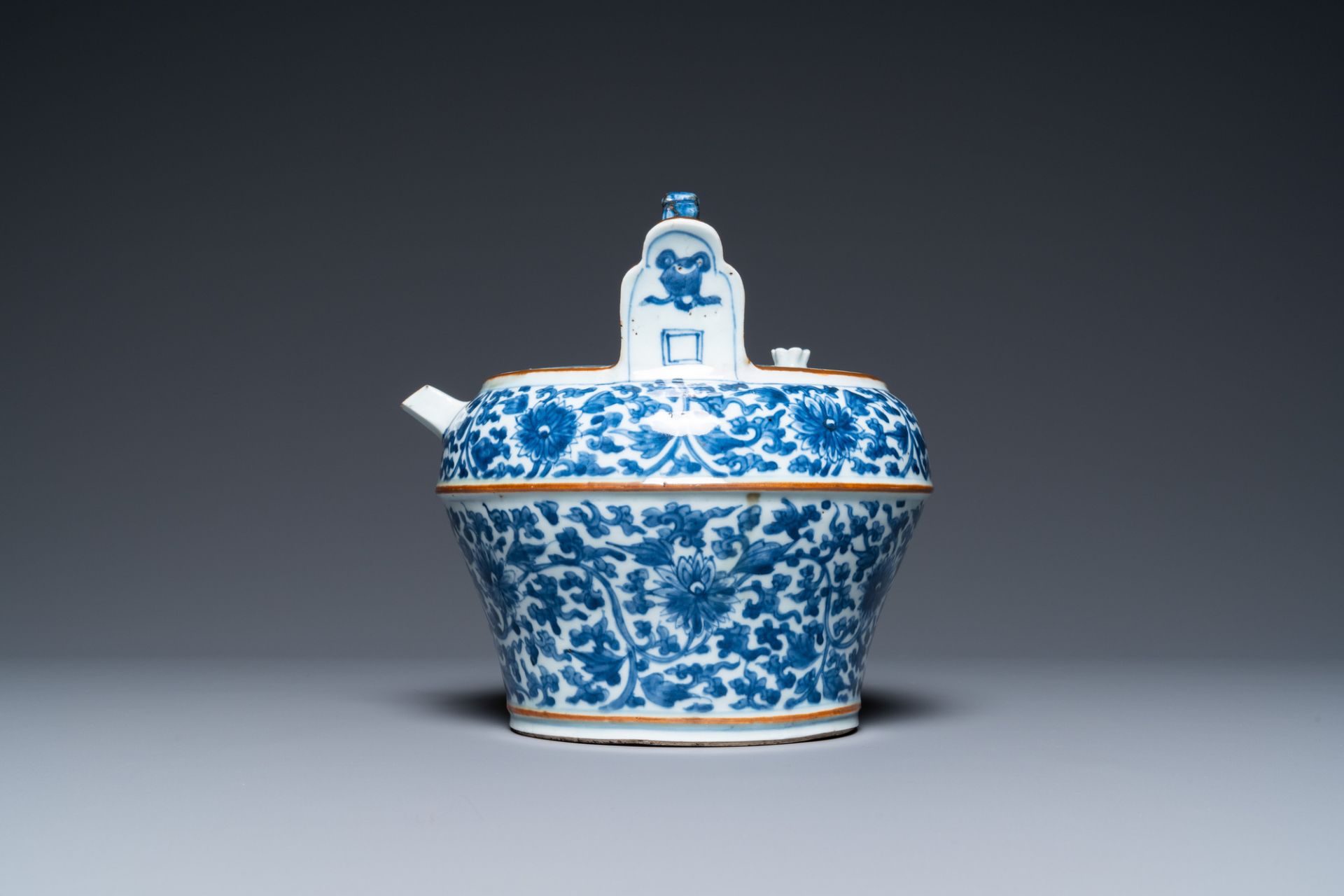 A Chinese blue and white lime pot for the Vietnamese market, Kangxi - Image 2 of 7