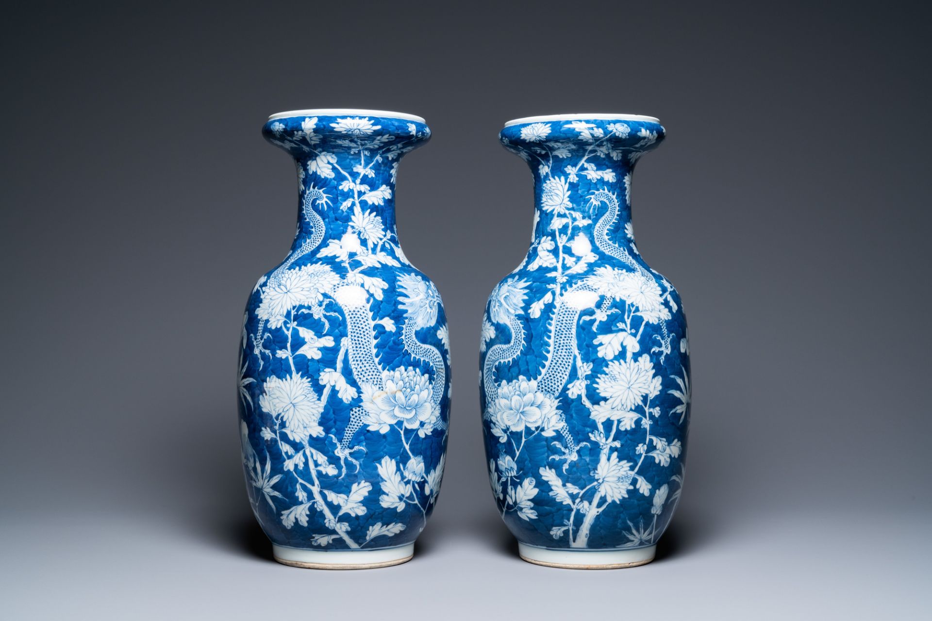 A pair of Chinese blue and white 'dragon and peony' vases, 19th C. - Bild 4 aus 21
