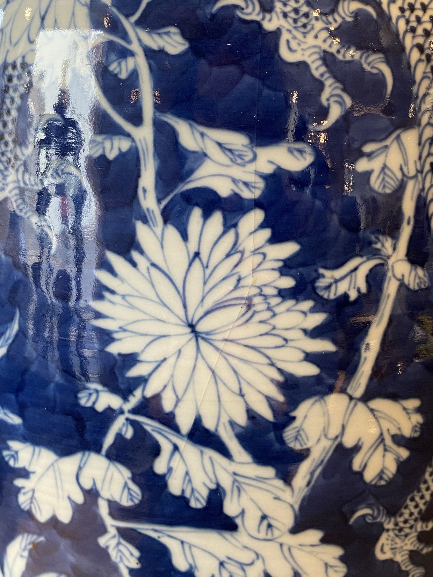 A pair of Chinese blue and white 'dragon and peony' vases, 19th C. - Image 17 of 21