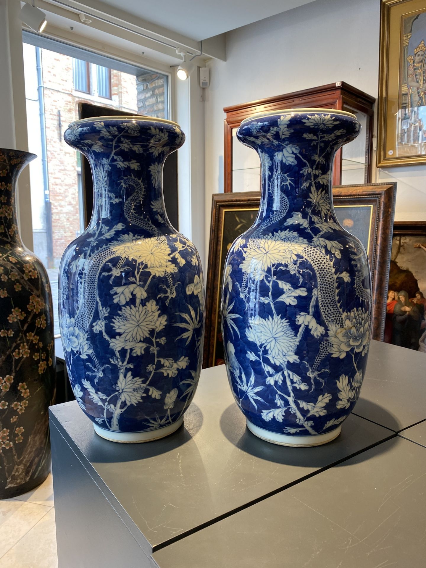 A pair of Chinese blue and white 'dragon and peony' vases, 19th C. - Image 8 of 21