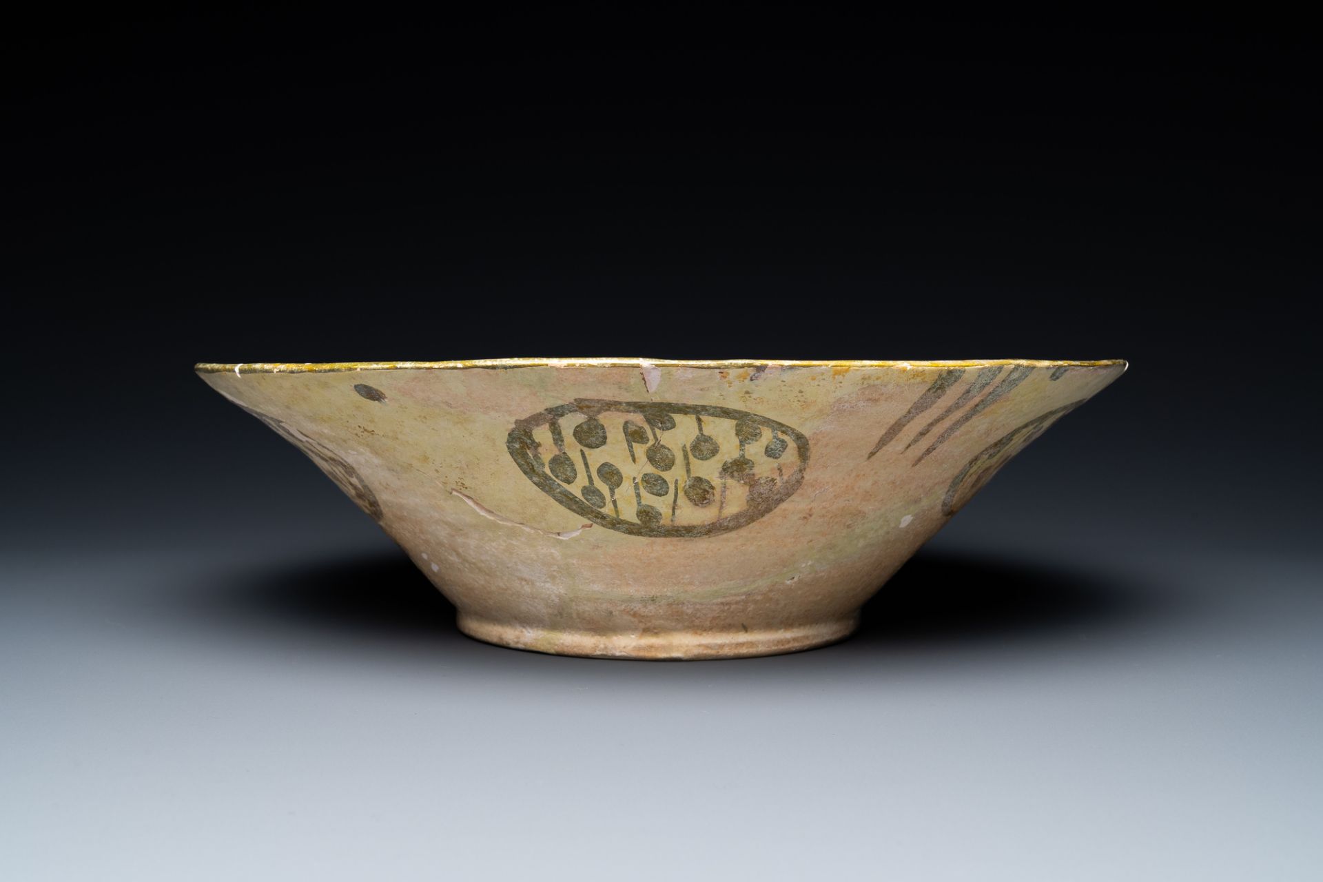 A large Nishapur 'imitation lustre' pottery bowl with a bird, Persia, 10th C. - Bild 3 aus 6