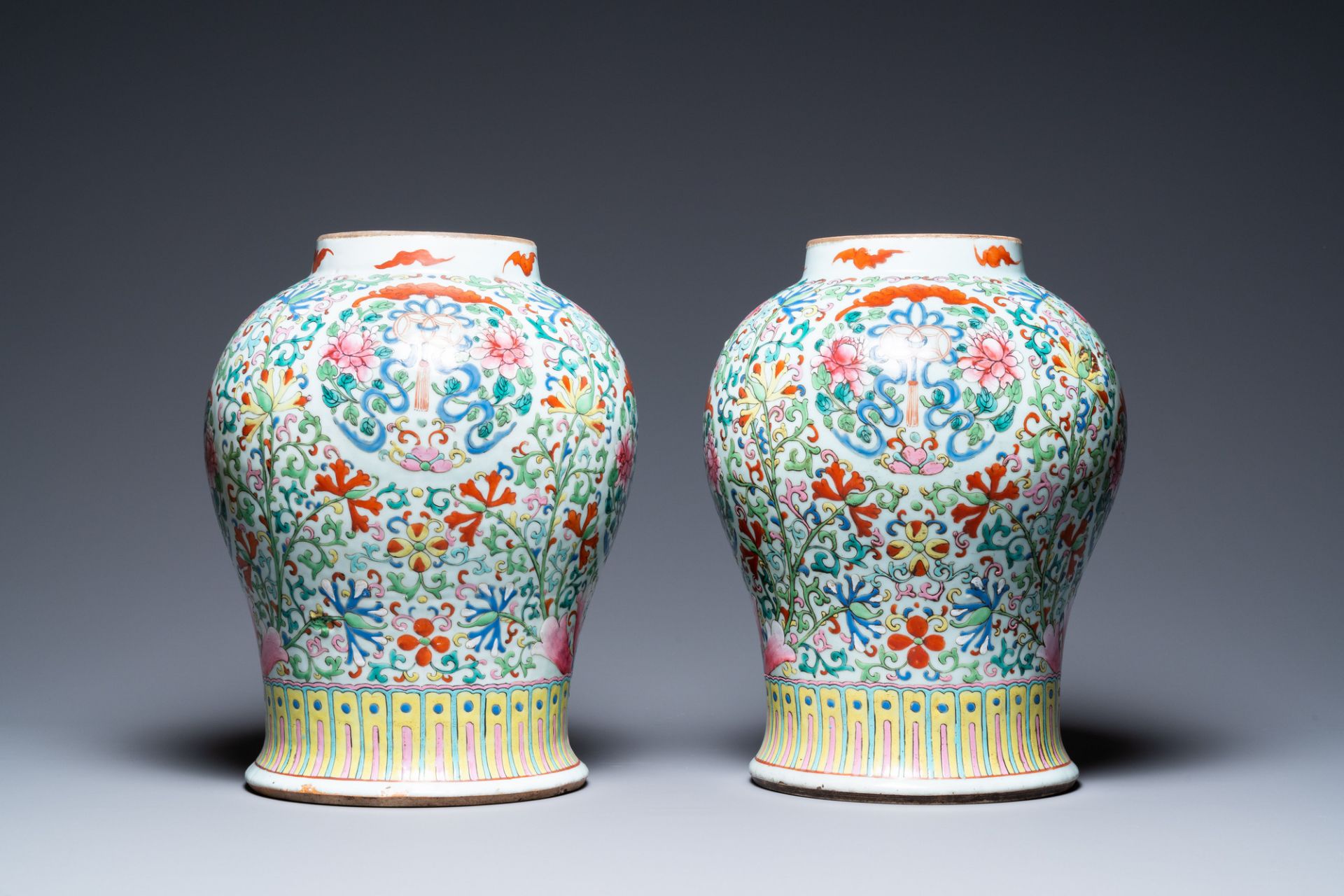 A pair of Chinese famille rose vases with wooden covers and stands, 19th C. - Bild 4 aus 7
