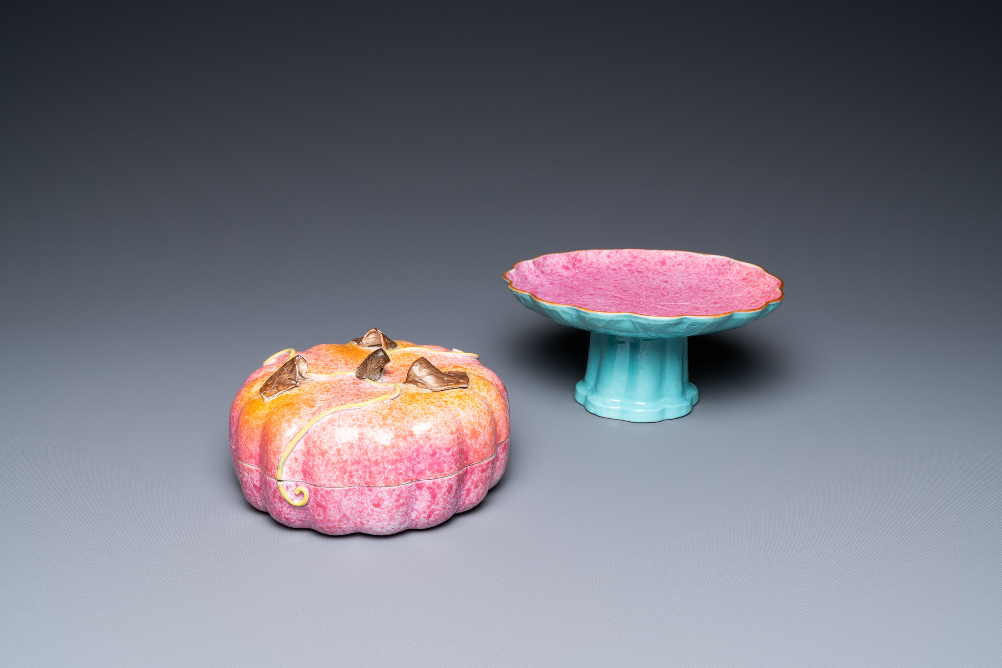 A Chinese pink-glazed pumpkin-shaped box with matching tazza, 19th C. - Image 2 of 8