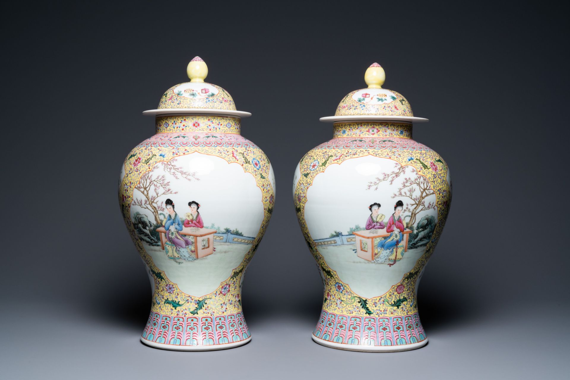 A pair of Chinese famille rose vases and covers, Qianlong mark, Republic - Bild 3 aus 8