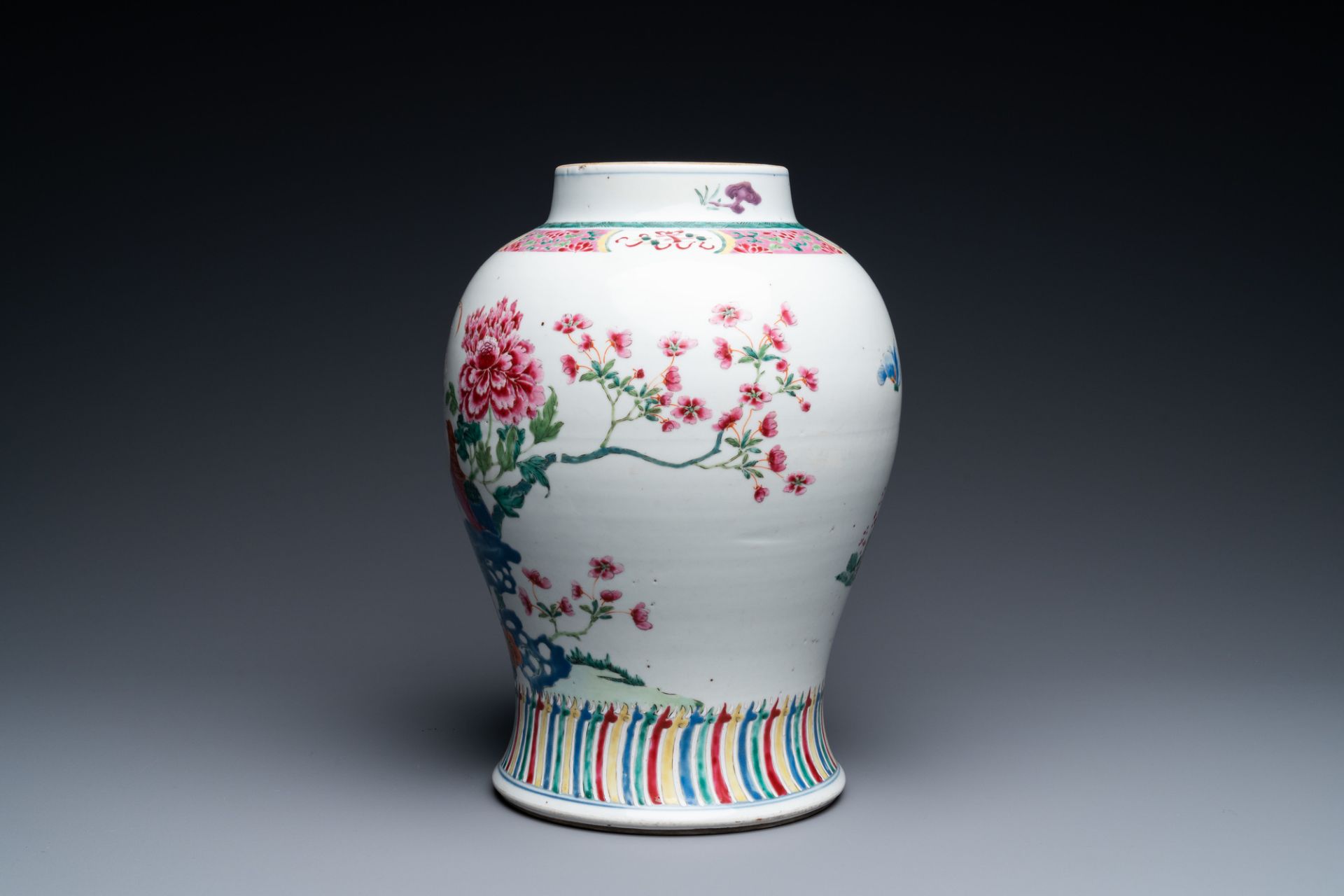 A Chinese famille rose vase with birds among blossoming branches, Qianlong - Bild 3 aus 7