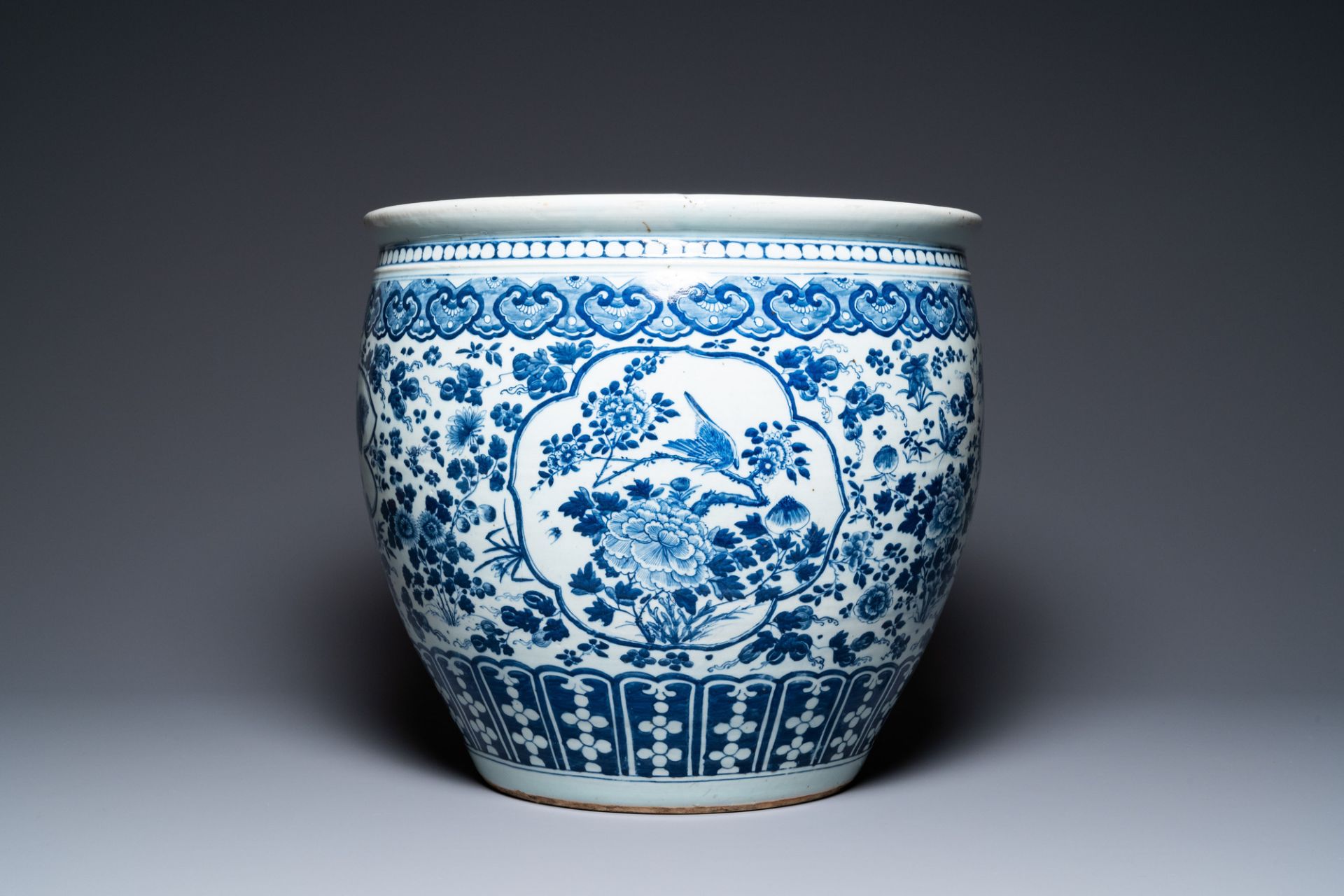 A large Chinese blue and white fish bowl with an eagle and magpies, 19th C. - Bild 3 aus 7