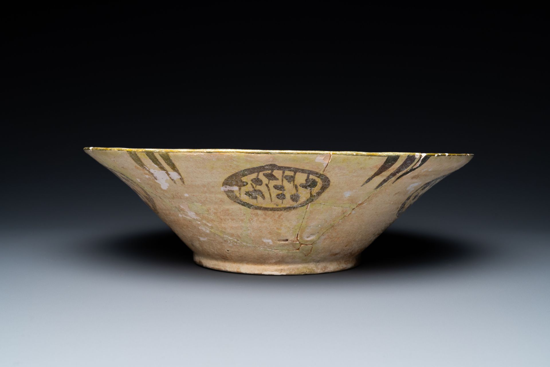 A large Nishapur 'imitation lustre' pottery bowl with a bird, Persia, 10th C. - Bild 5 aus 6