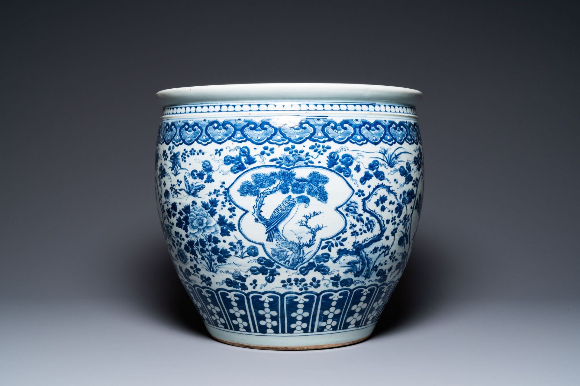 A large Chinese blue and white fish bowl with an eagle and magpies, 19th C. - Bild 2 aus 7