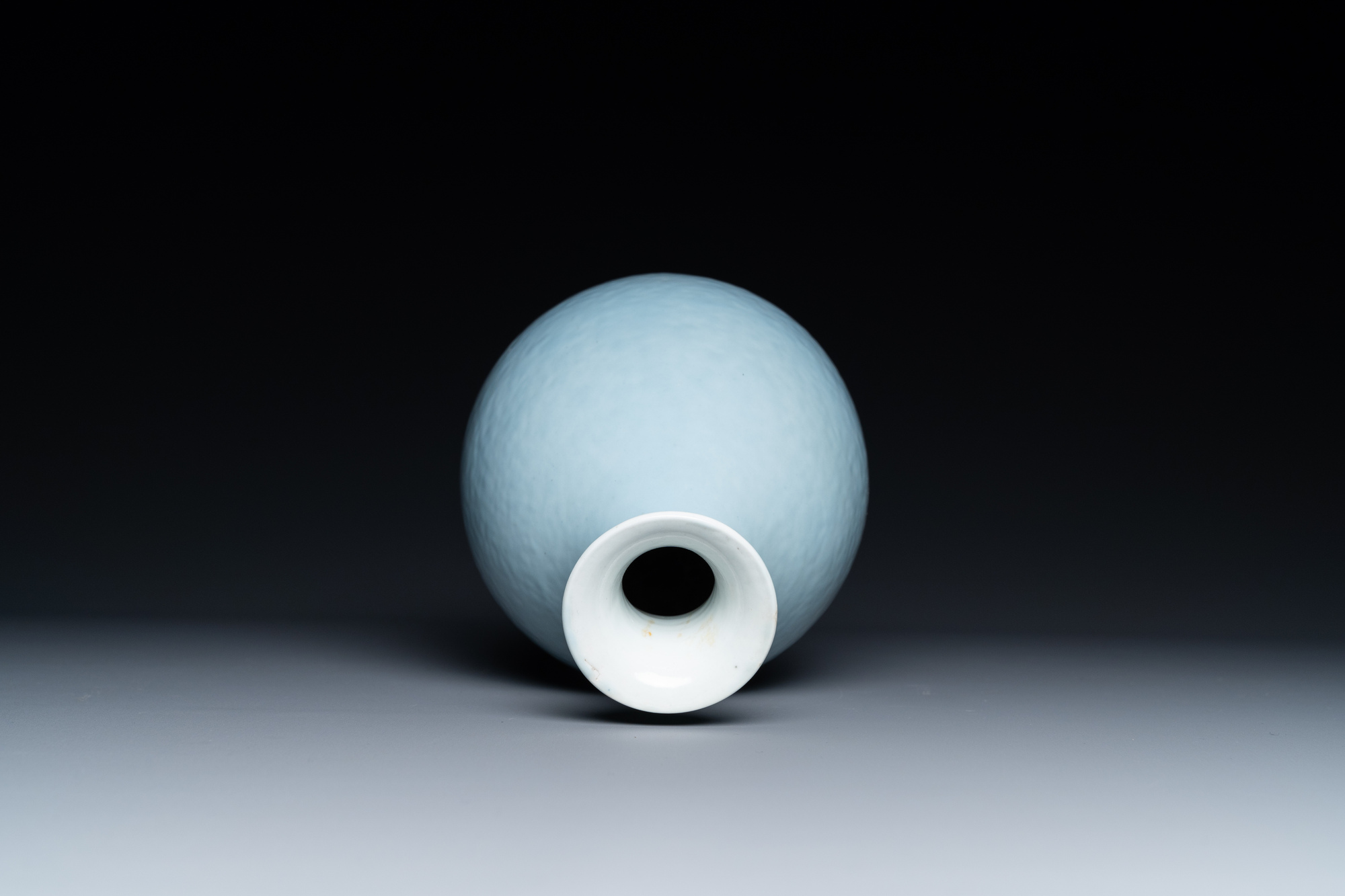 A Chinese monochrome clair-de-lune-glazed 'yuhuchunping' vase, 19th C. - Image 6 of 9