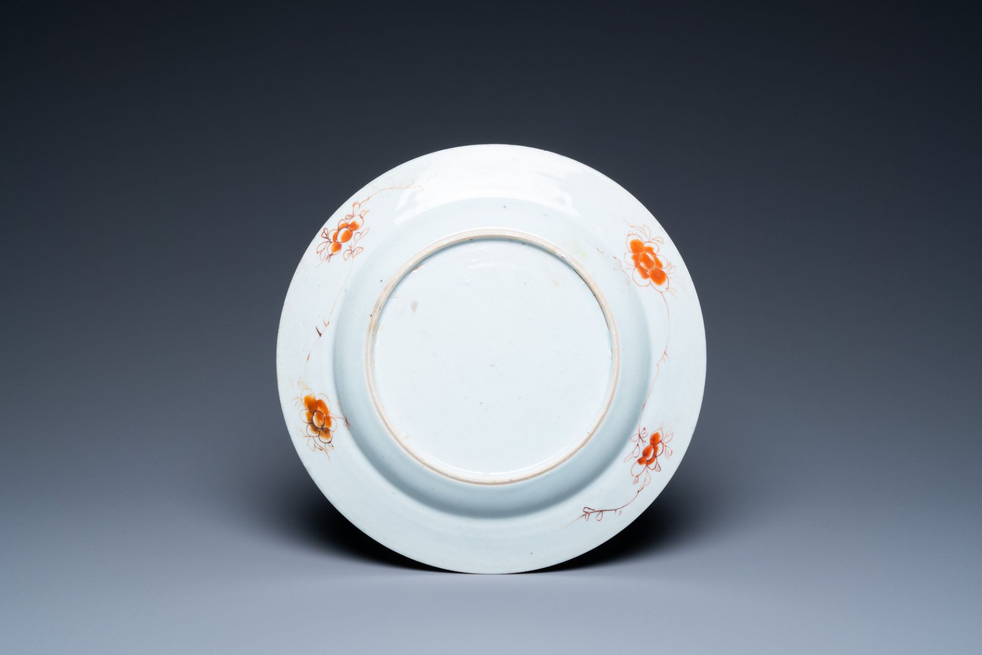 A Chinese famille rose 'Pompadour' plate, Qianlong - Bild 2 aus 2