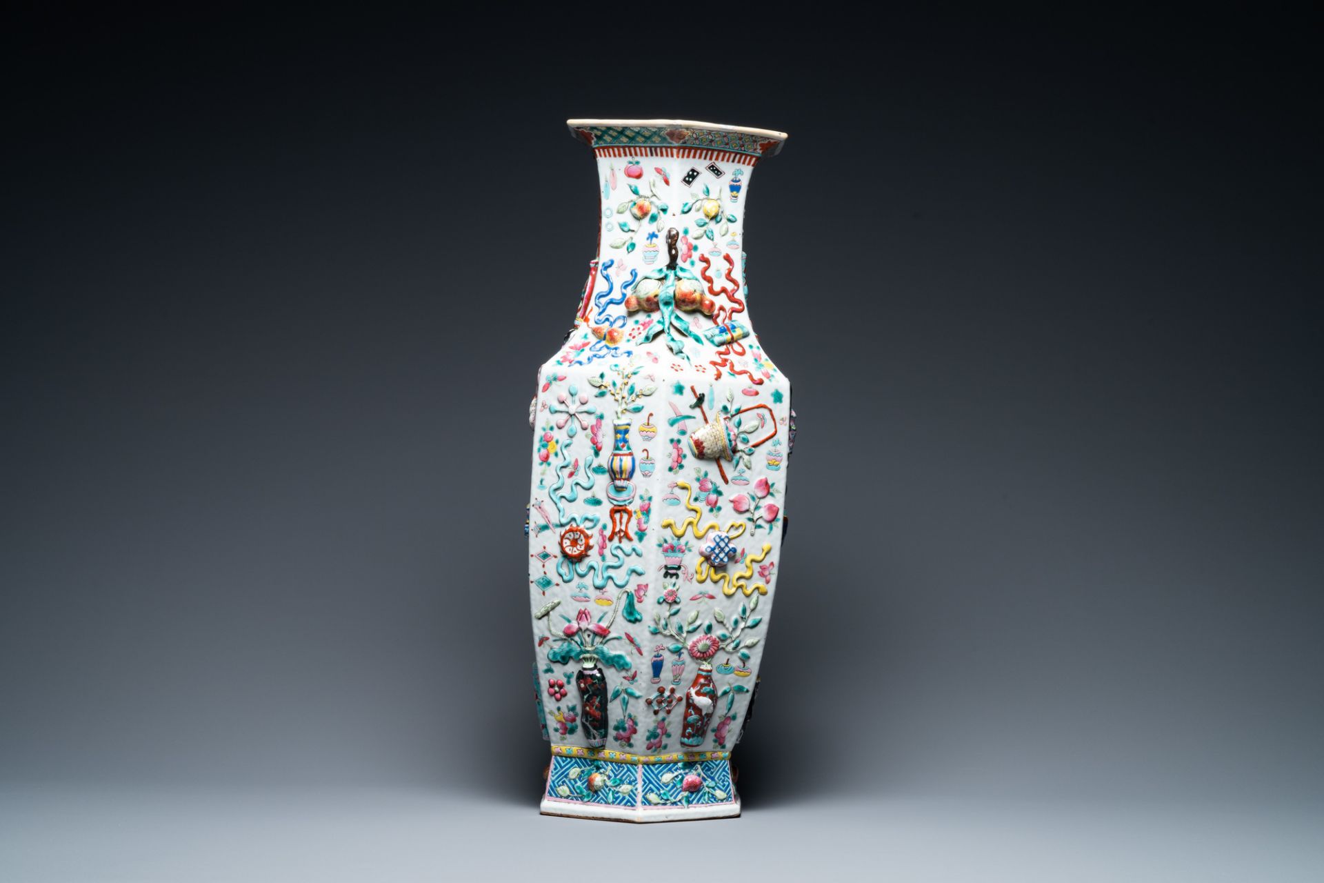 A Chinese hexagonal famille rose 'antiquities' vase, 19th C. - Bild 2 aus 6