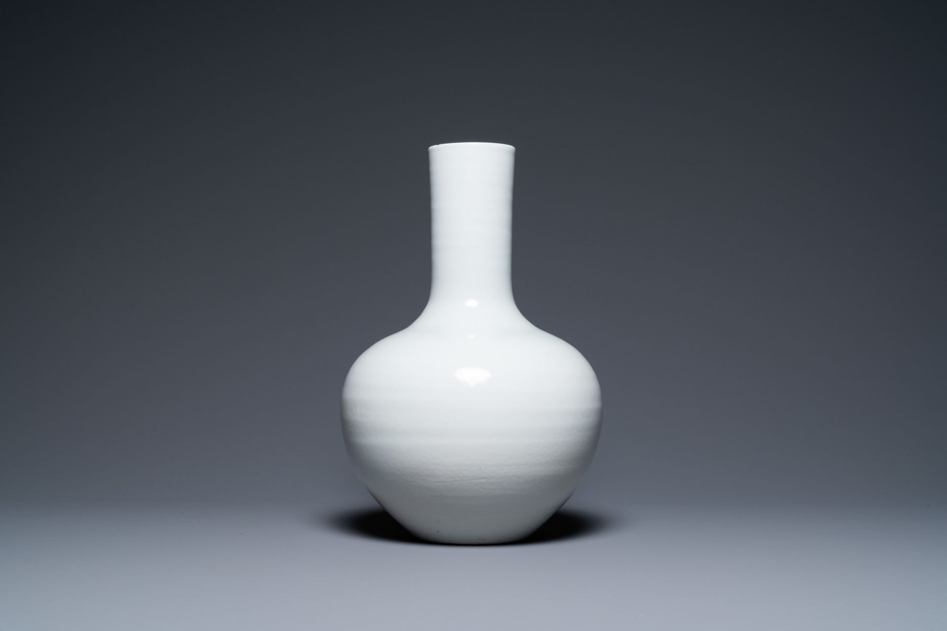 A Chinese monochrome white-glazed 'tianqiu ping' vase, 18/19th C. - Image 4 of 6