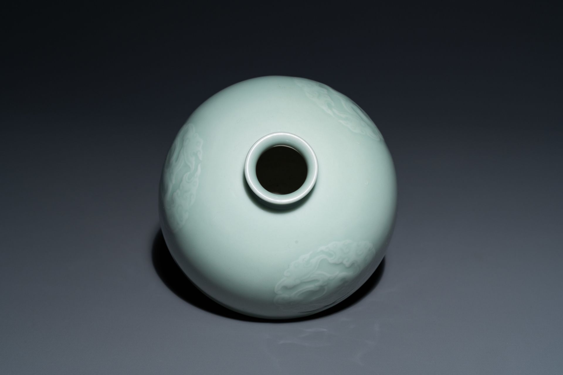 A Chinese celadon-glazed water pot, Kangxi mark, 19th C. - Bild 6 aus 7