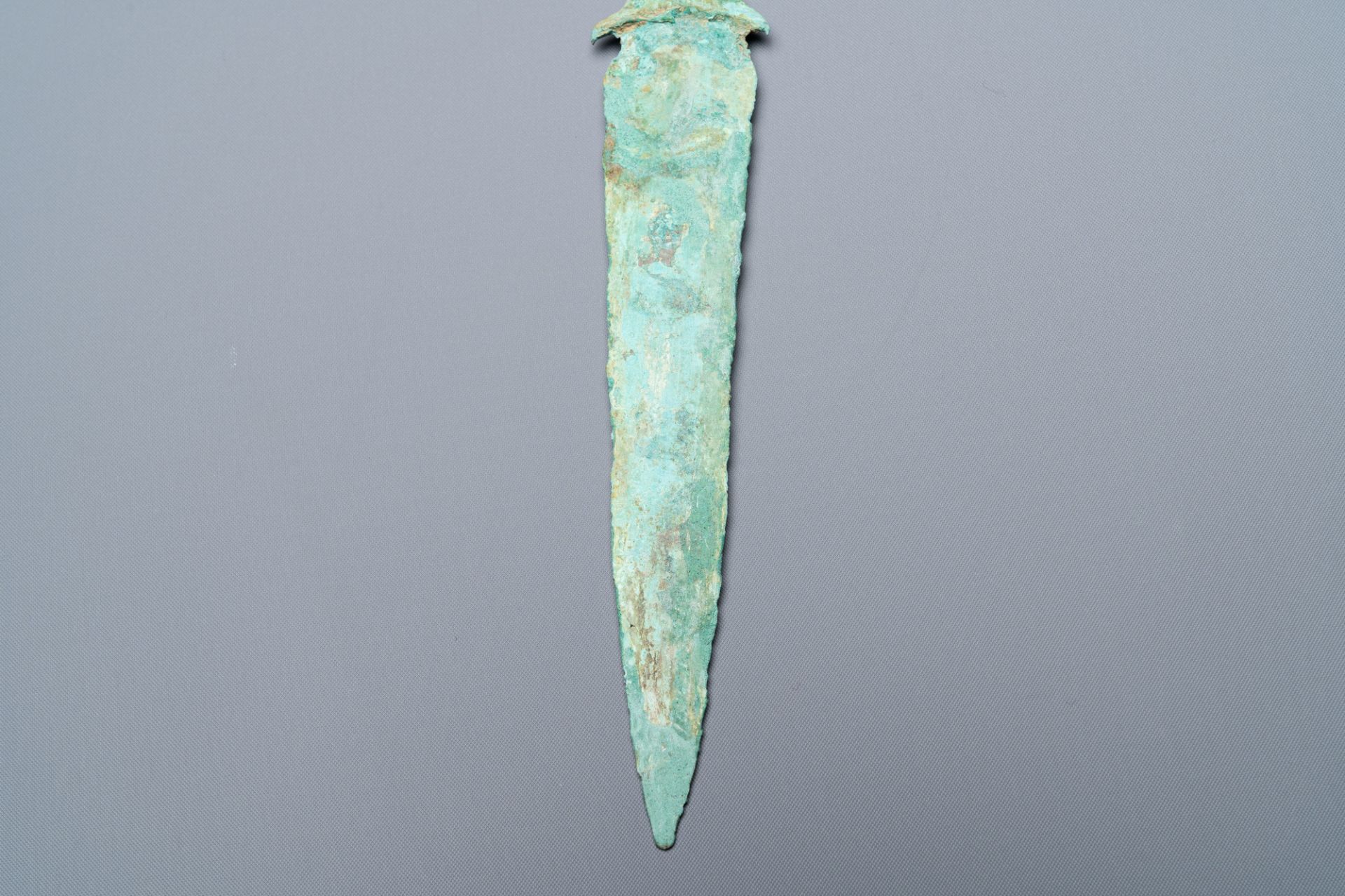 A Vietnamese bronze dagger, Dong Son, ca. 5th/1st C. BC - Image 8 of 8