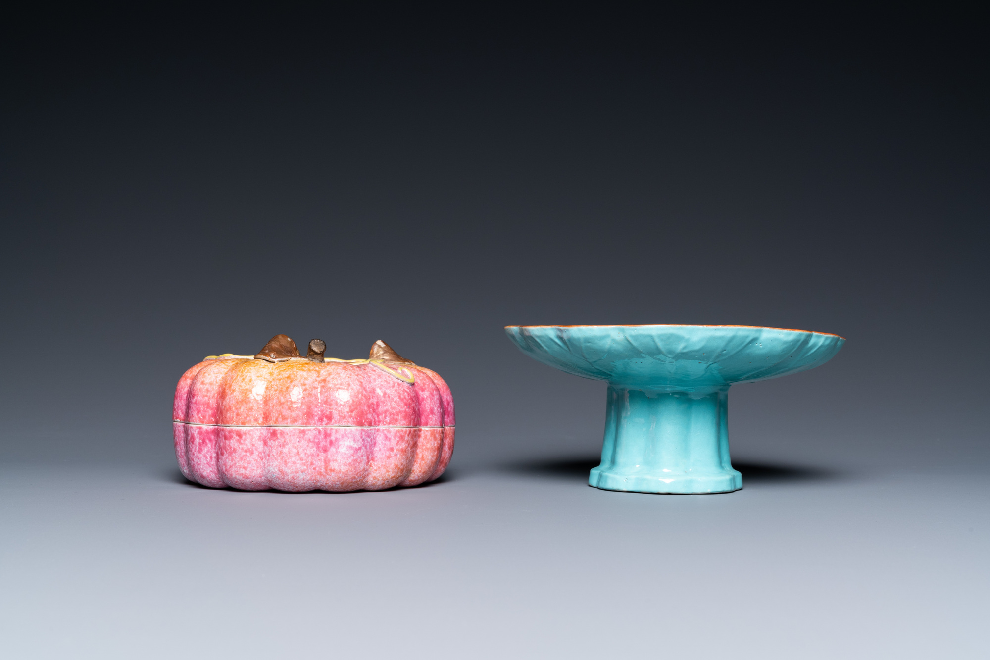 A Chinese pink-glazed pumpkin-shaped box with matching tazza, 19th C. - Image 6 of 8