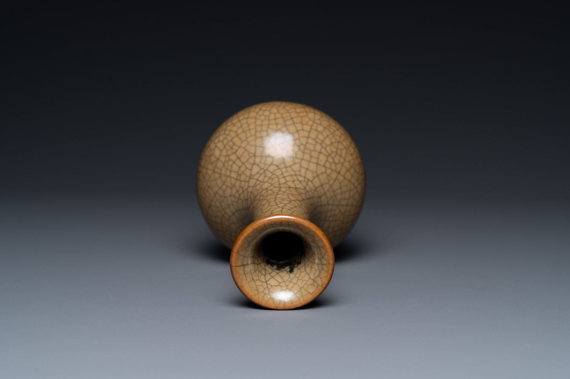 A Chinese crackle-glazed 'sanping' vase, Yongzheng/Qianlong - Image 5 of 6