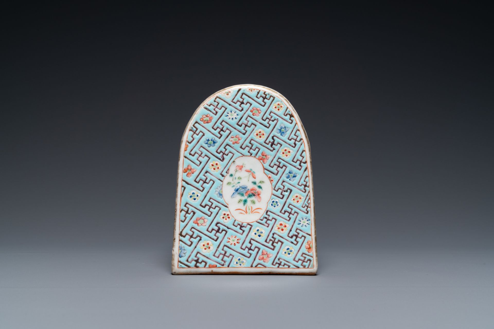 A Chinese famille rose neck pillow with floral balls, 19th C. - Image 5 of 7