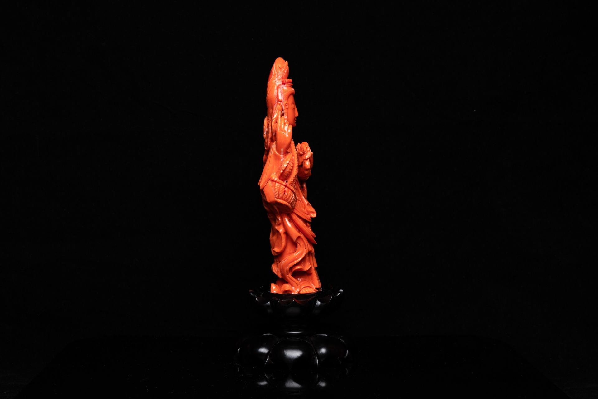 A Chinese carved red coral 'Tara' figure, 19/20th C. - Image 5 of 7