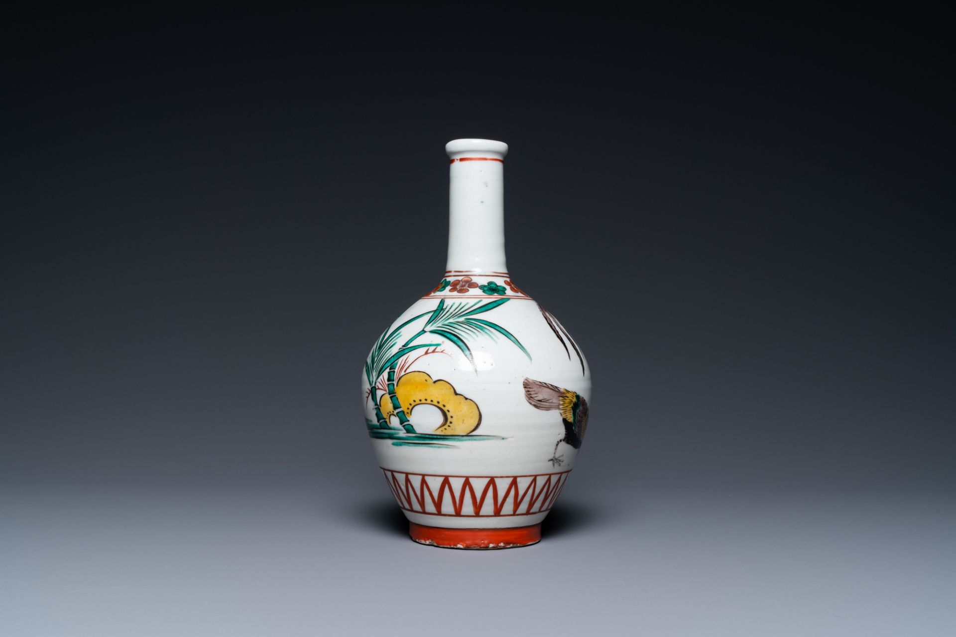 A Japanese Ko-Imari bottle vase in Ko-Kutani-style with a rooster, a hen and their chick, probably E - Image 2 of 6