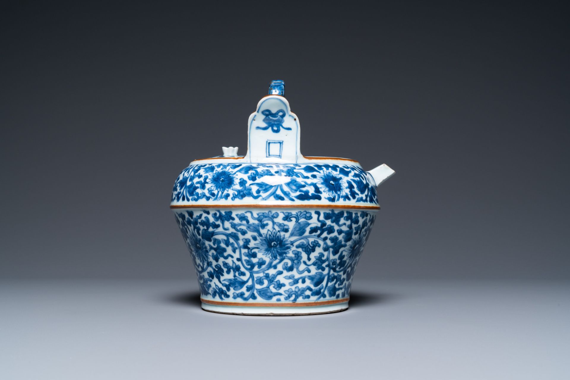 A Chinese blue and white lime pot for the Vietnamese market, Kangxi - Image 4 of 7