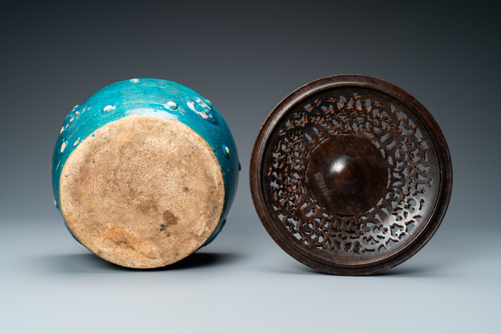 A Chinese monochrome turquoise-glazed bowl with reticulated wooden cover, Ming - Image 8 of 8