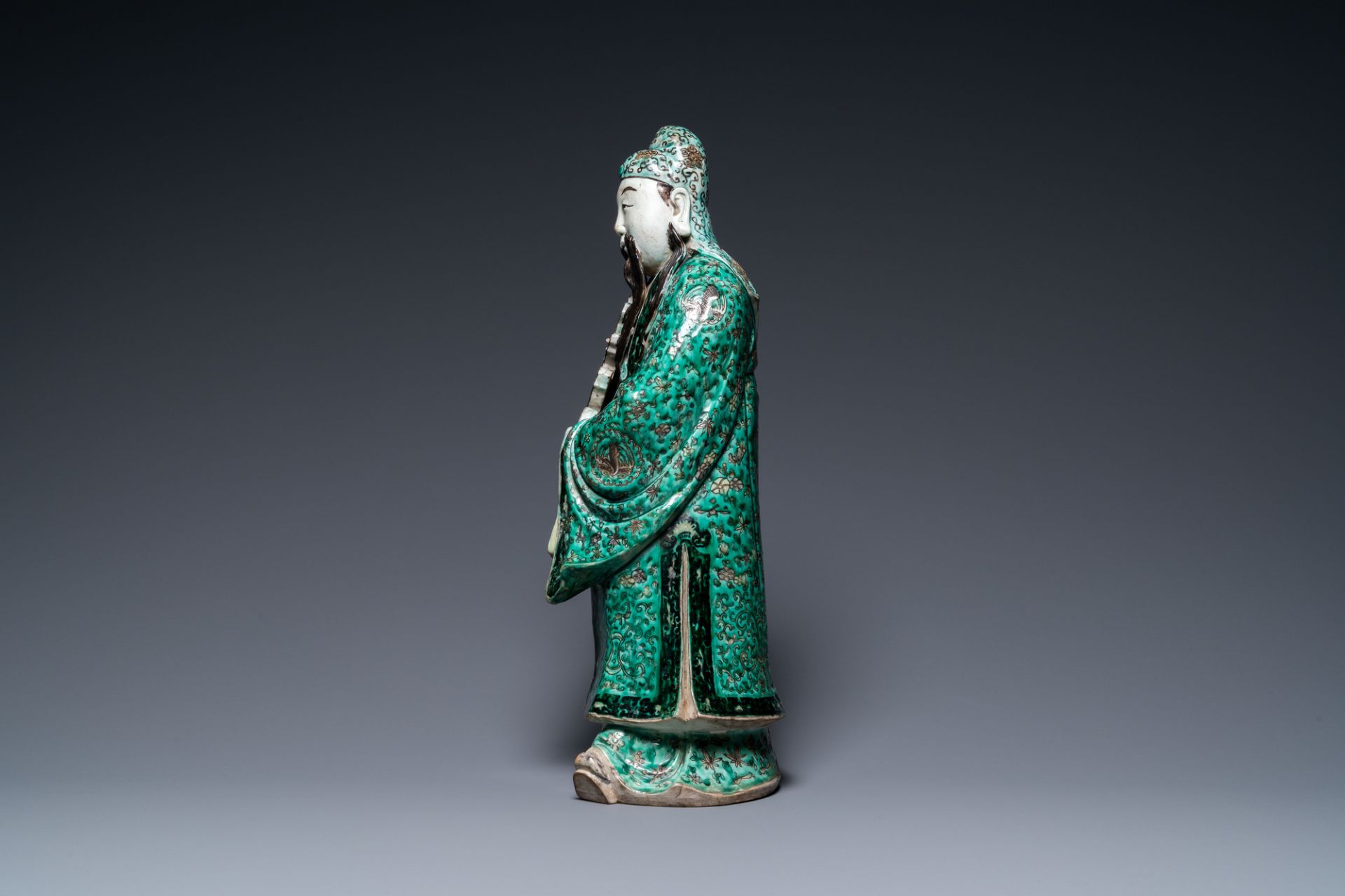 A Chinese verte biscuit figure of an immortal, 19th C. - Image 5 of 7