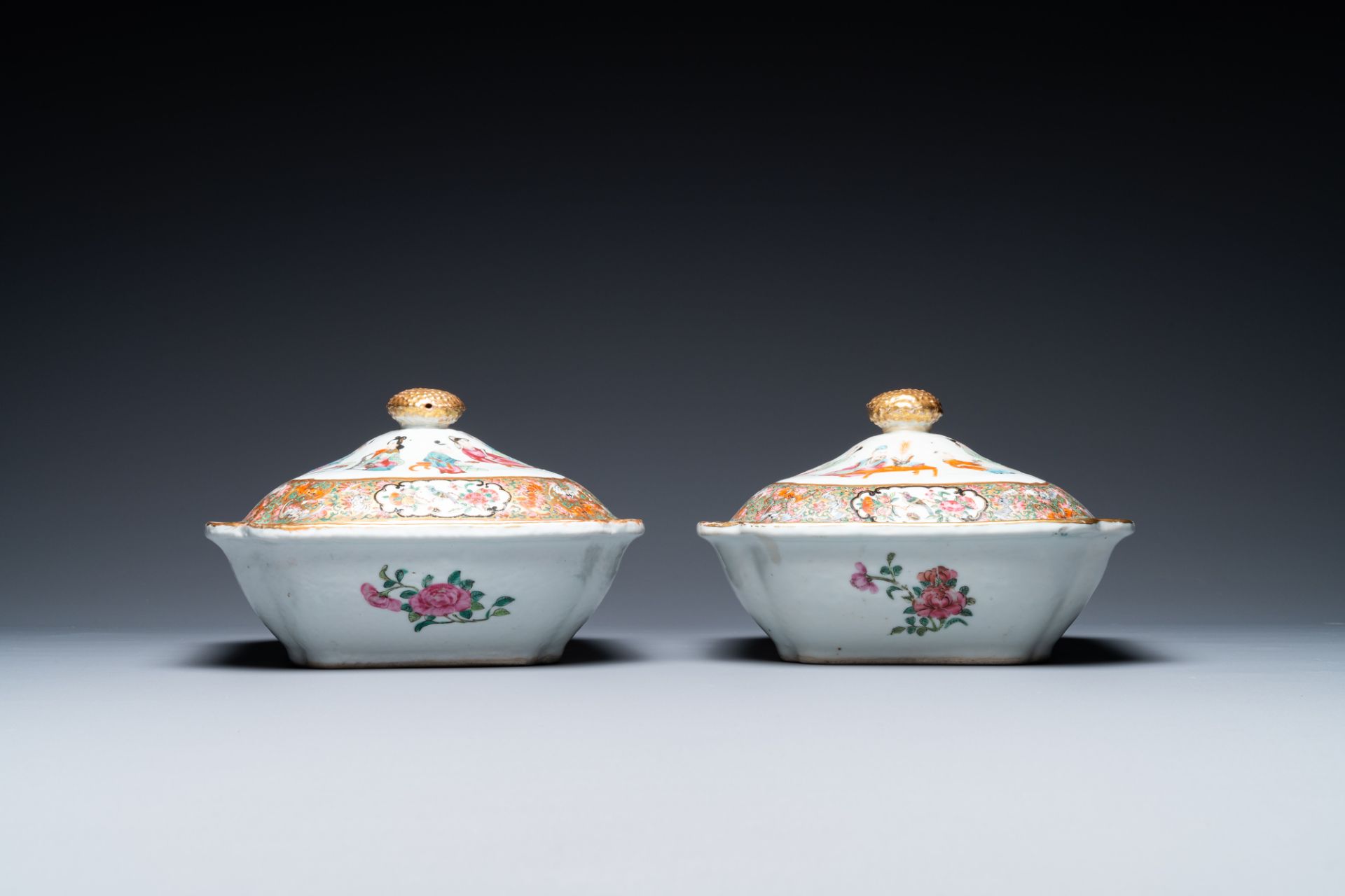 An extensive Chinese Canton famille rose dinner service, 19th C. - Image 40 of 48