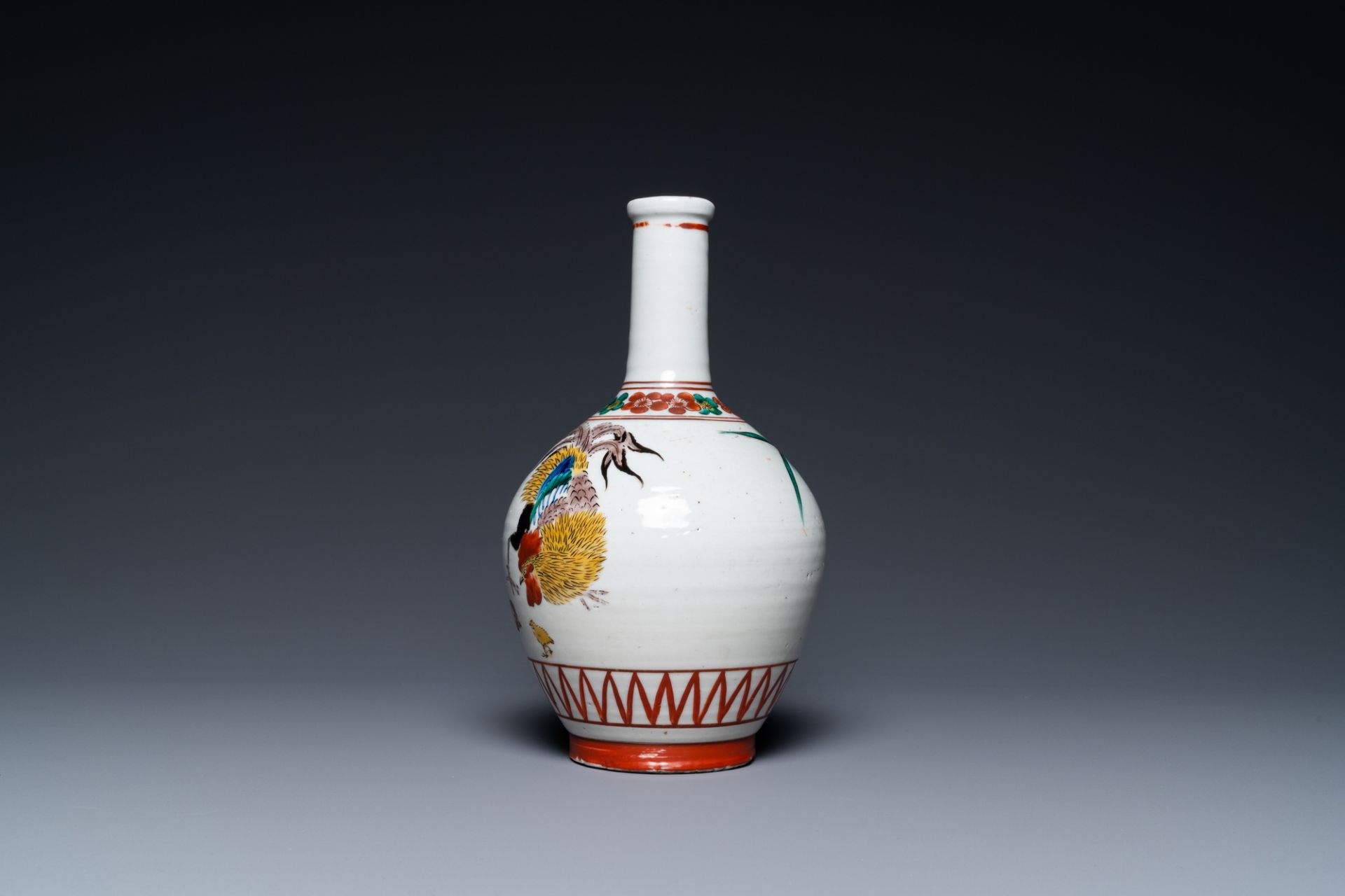 A Japanese Ko-Imari bottle vase in Ko-Kutani-style with a rooster, a hen and their chick, probably E - Image 4 of 6