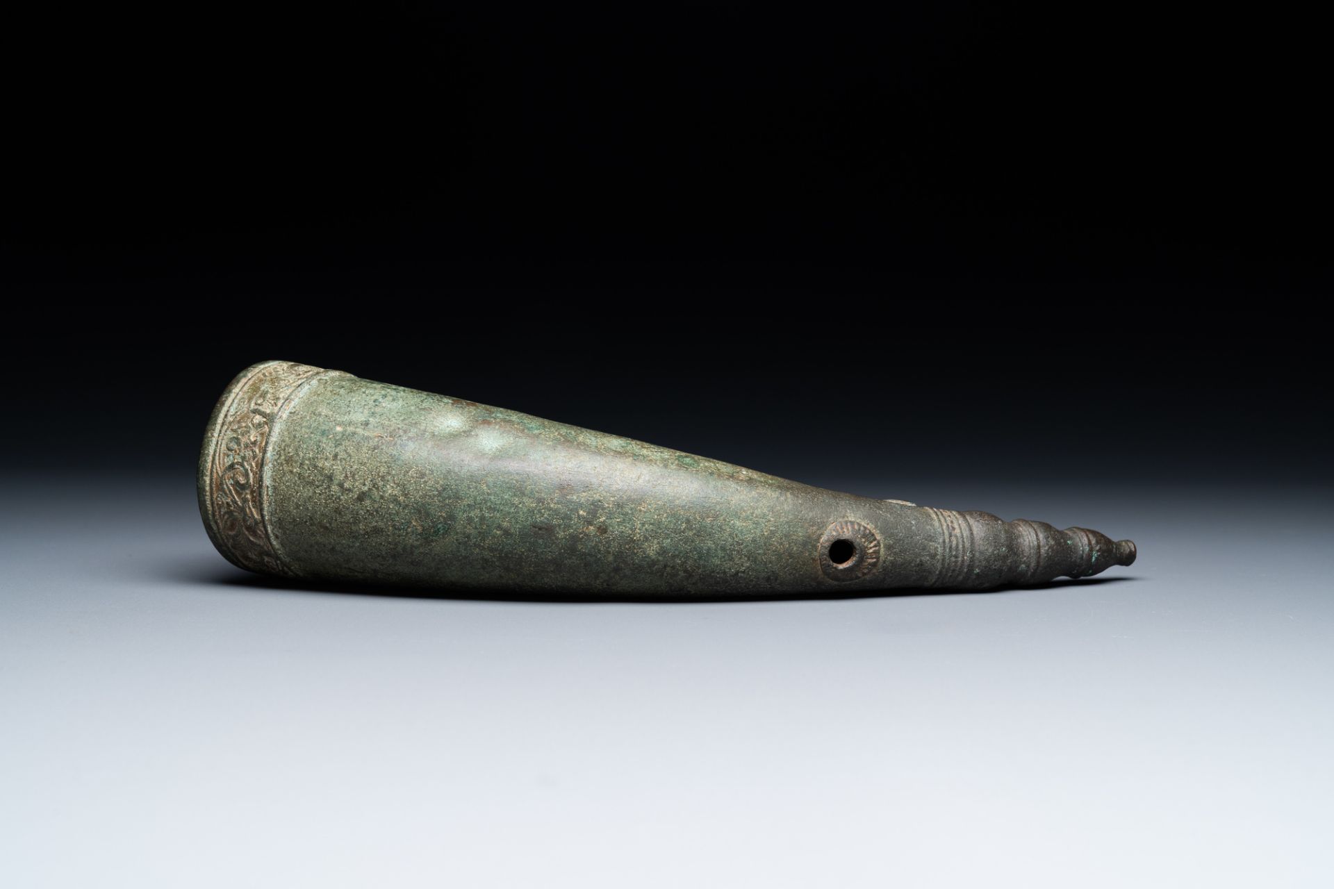 A Vietnamese bronze 'Oliphant' horn or rhyton, L or M_c dynasty, 15/16th C. - Image 6 of 12
