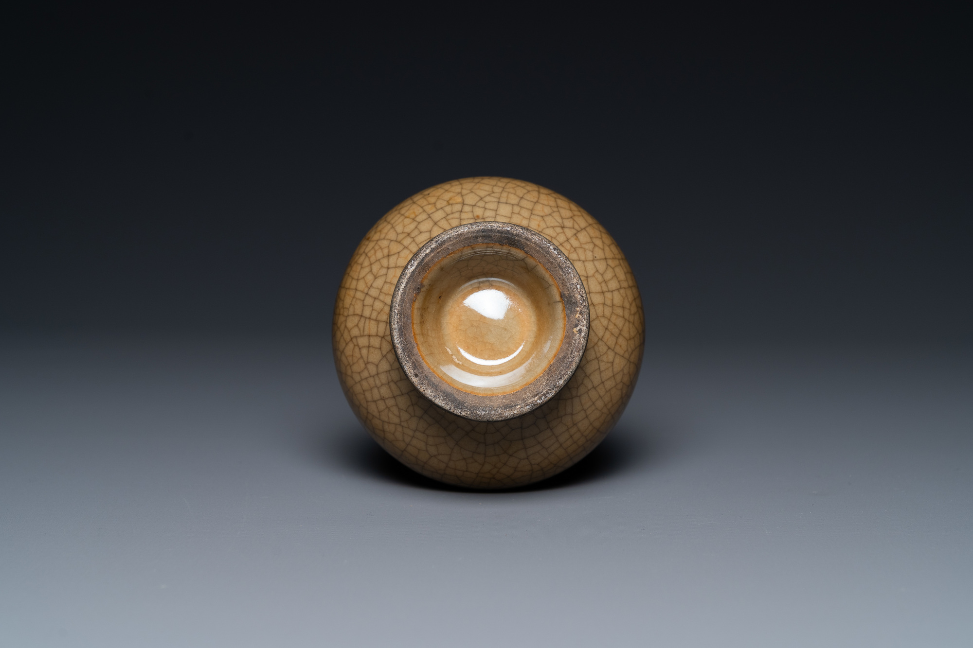 A Chinese crackle-glazed 'sanping' vase, Yongzheng/Qianlong - Image 6 of 6