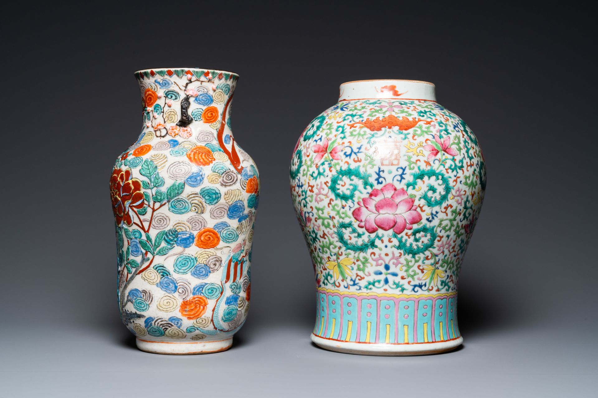 A Chinese famille verte vase and a famille rose vase with wooden cover and stand, 19th C. - Image 5 of 9